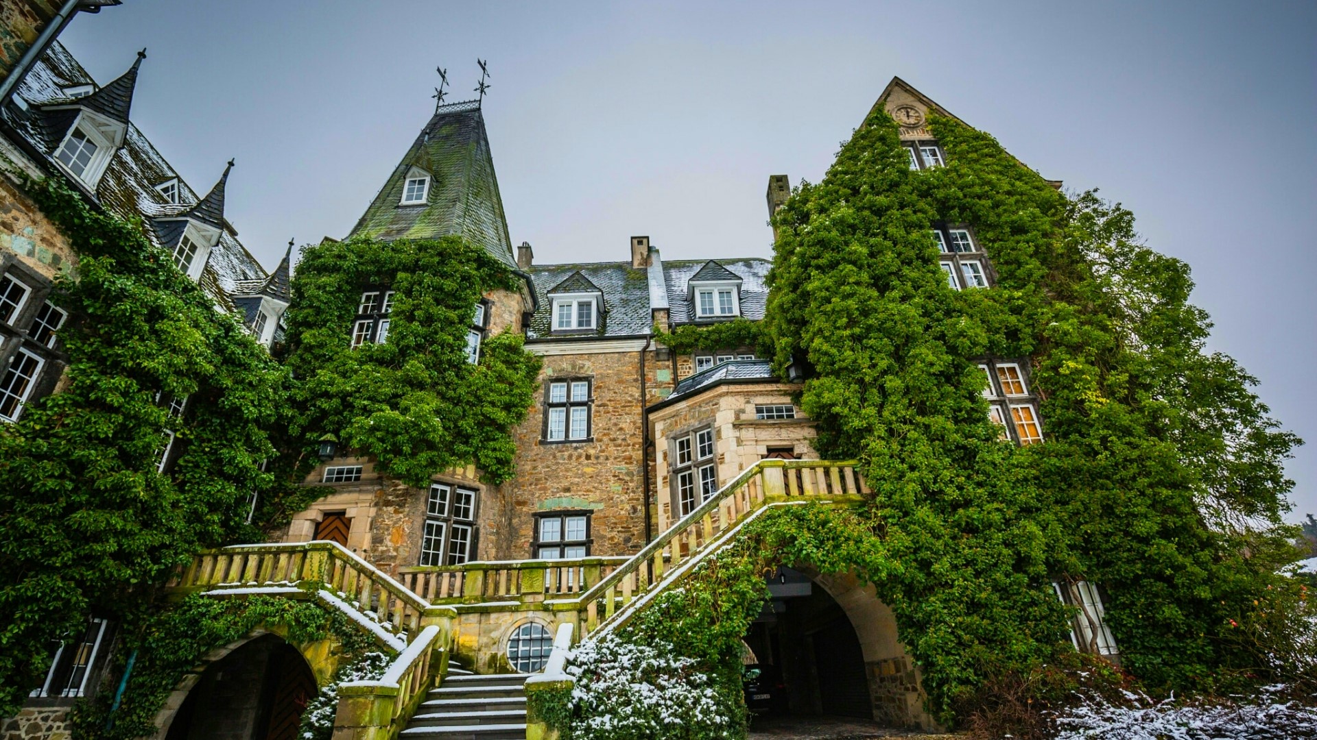 Stone castle covered in ivy with snow HD Wallpaper