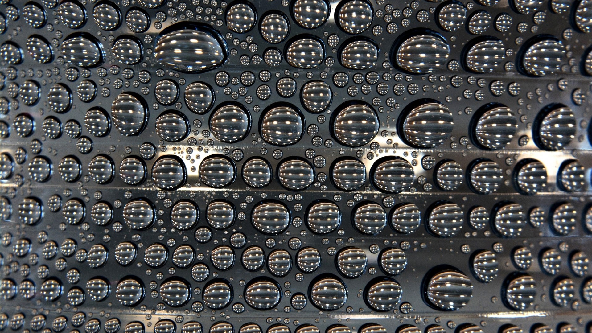 Water droplets on a textured surface HD Wallpaper