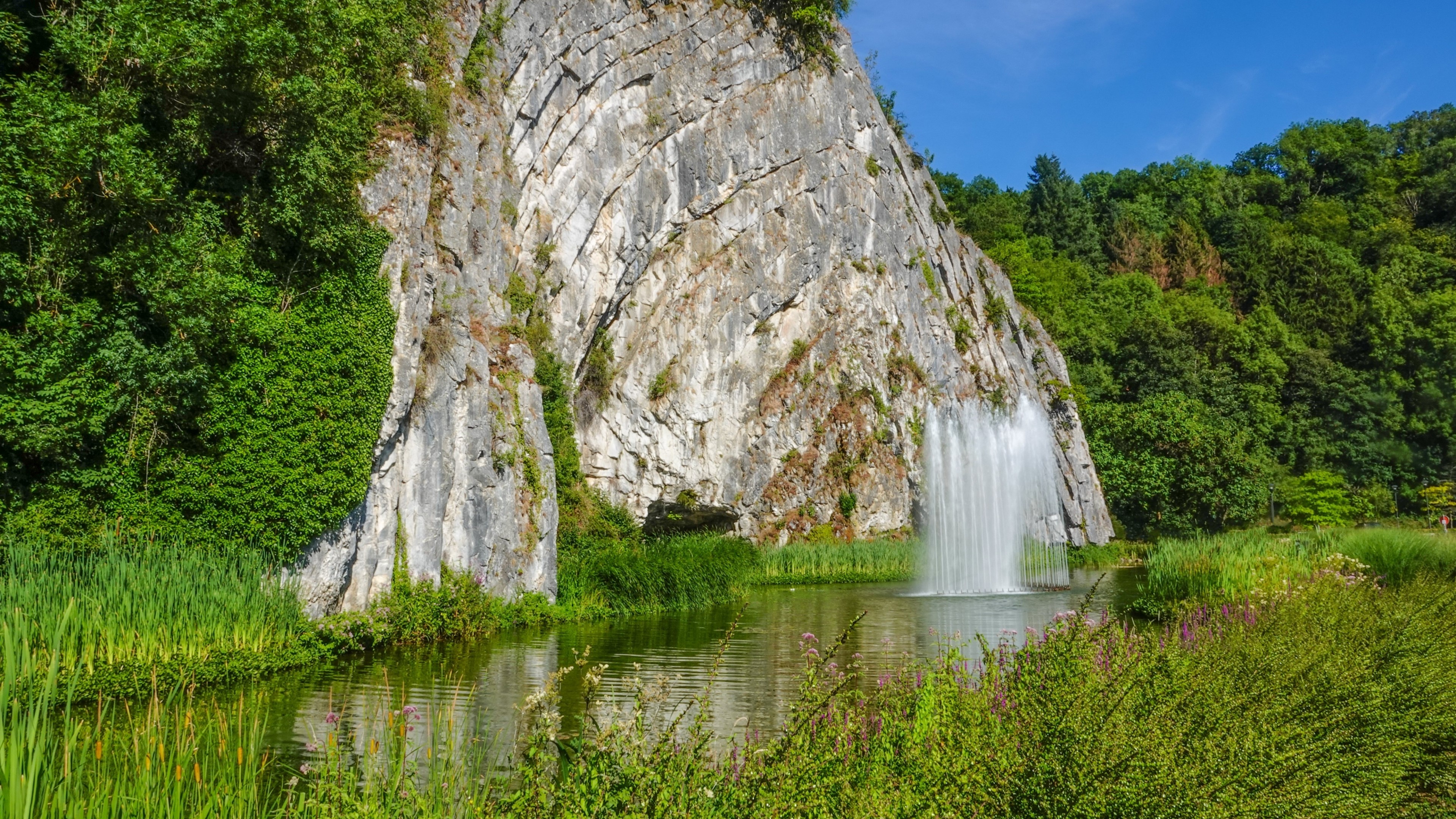 4K Landscape park with rock face and fountain HD Wallpaper
