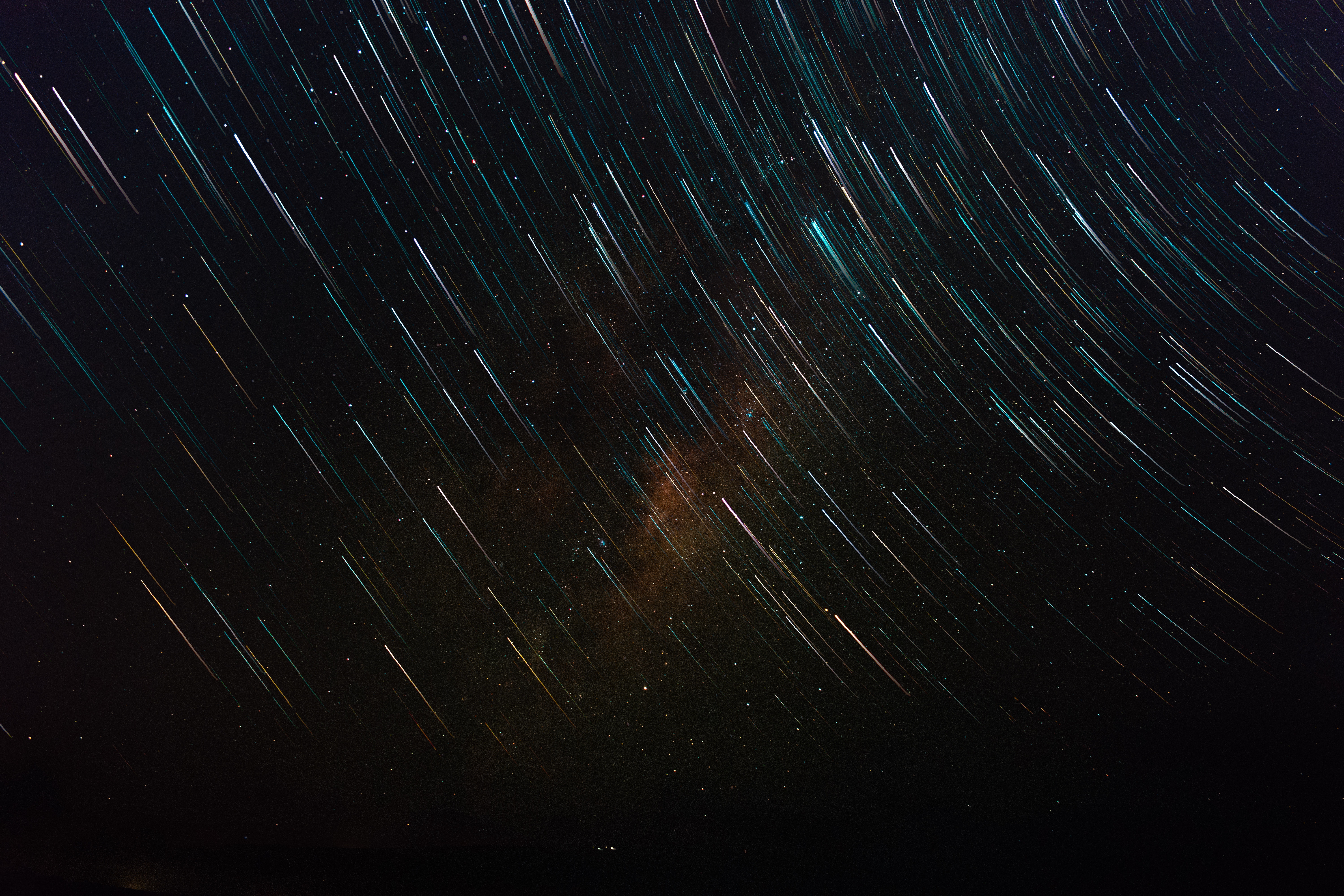 Star trails in a dark night sky HD Wallpaper