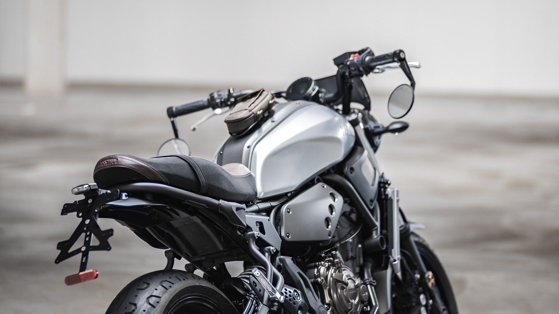 Silver Yamaha motorcycle with brown seat HD Wallpaper