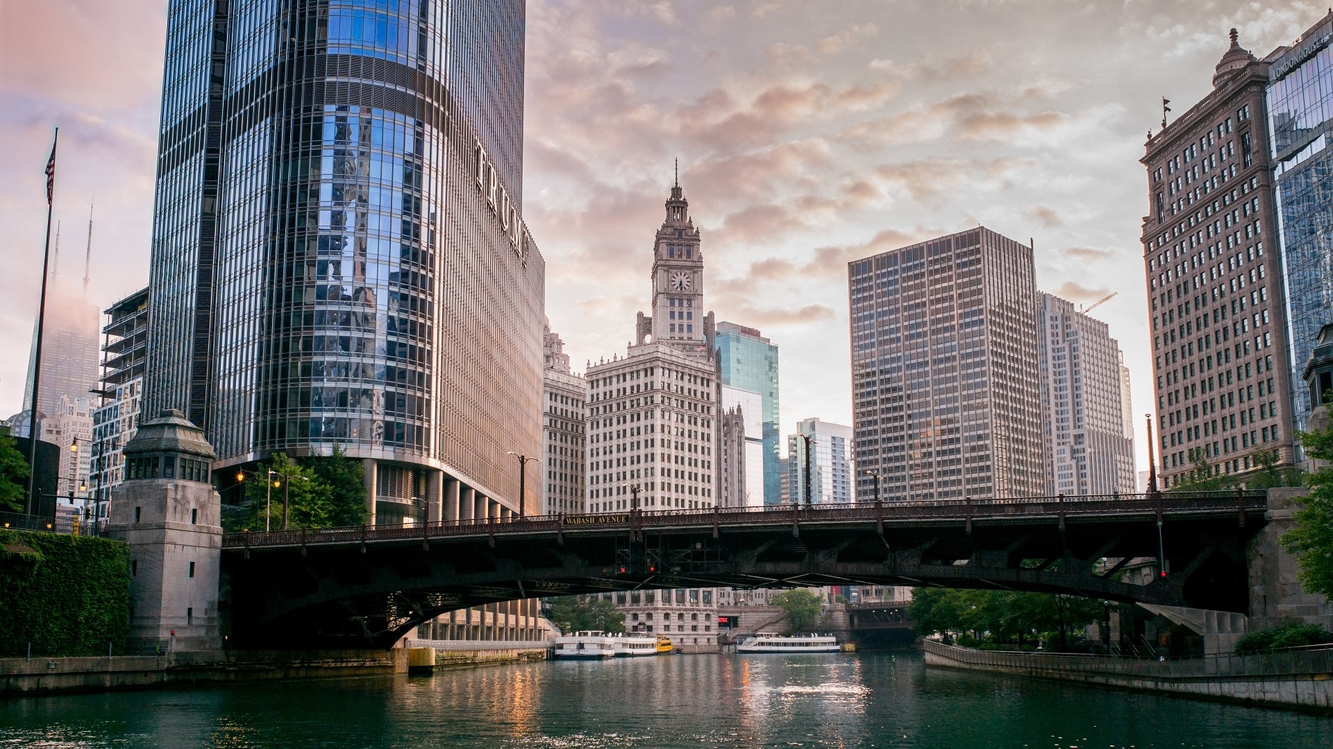 Chicago River and Trump International Hotel and Tower HD Wallpaper