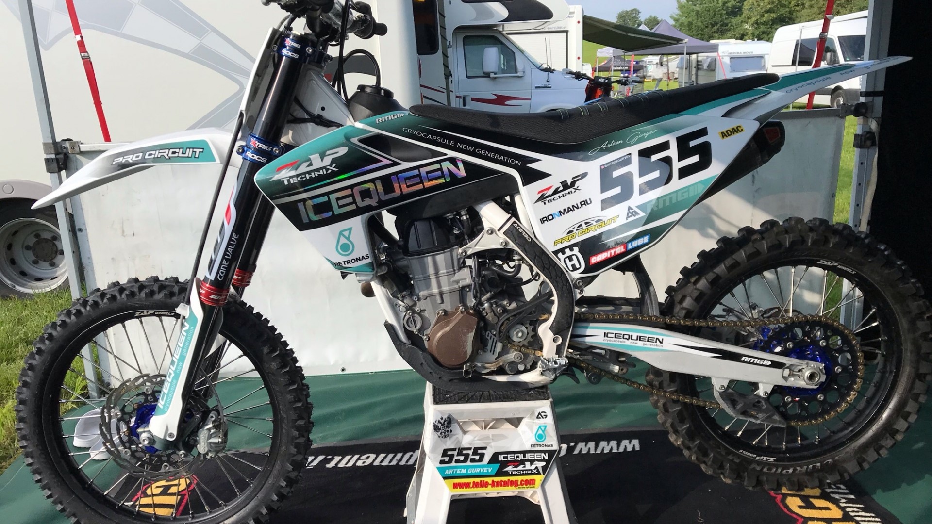 Husqvarna 555 ICEQUEEN Motocross Bike HD Wallpaper
