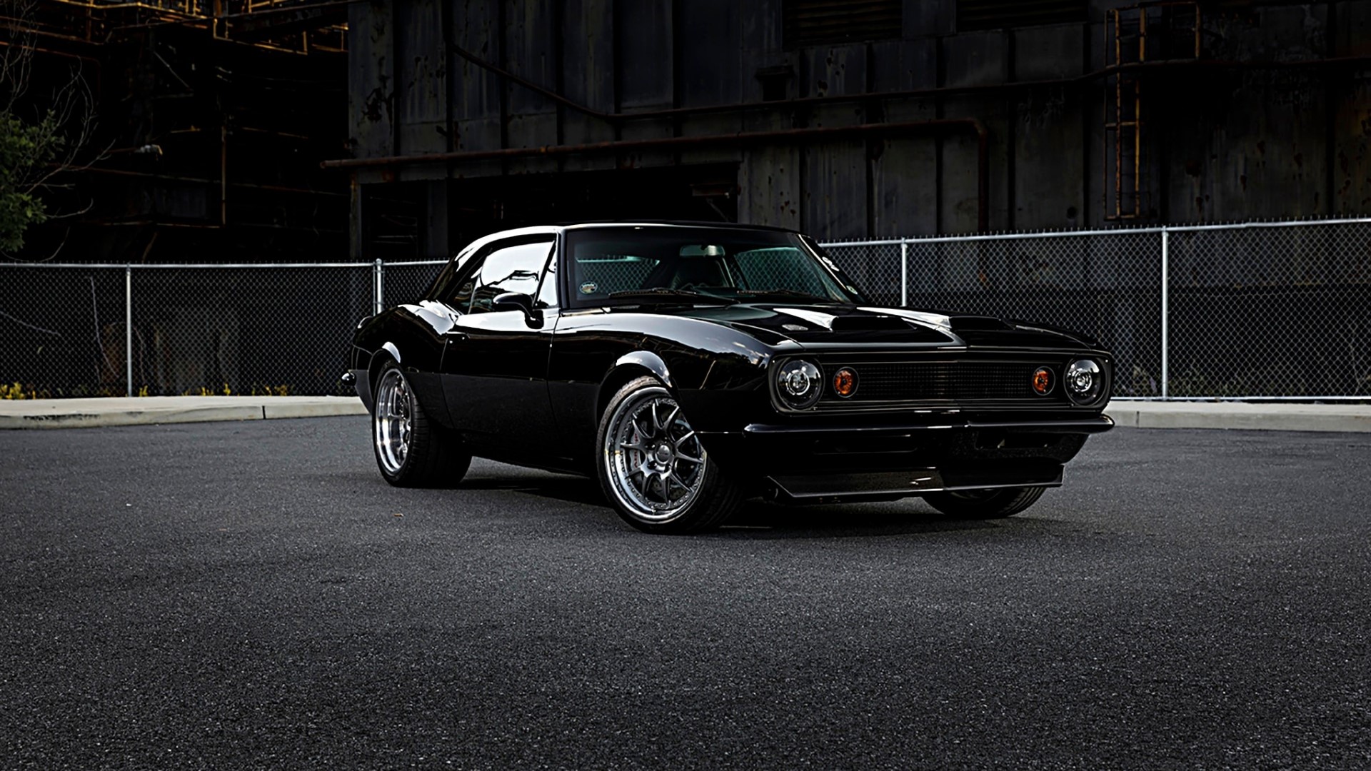 Black Chevrolet Camaro parked on asphalt HD Wallpaper