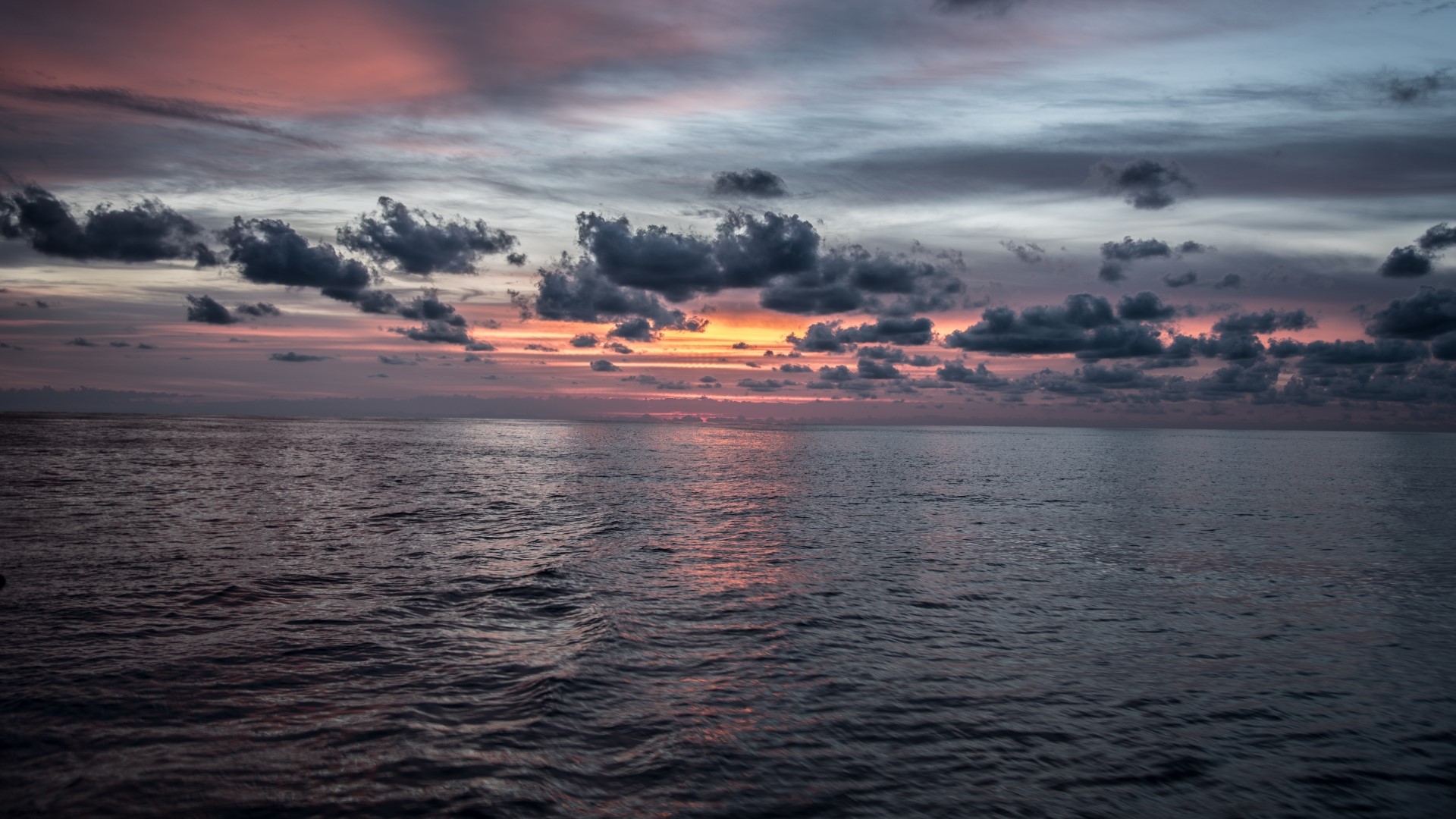 Sunset over the ocean with clouds HD Wallpaper