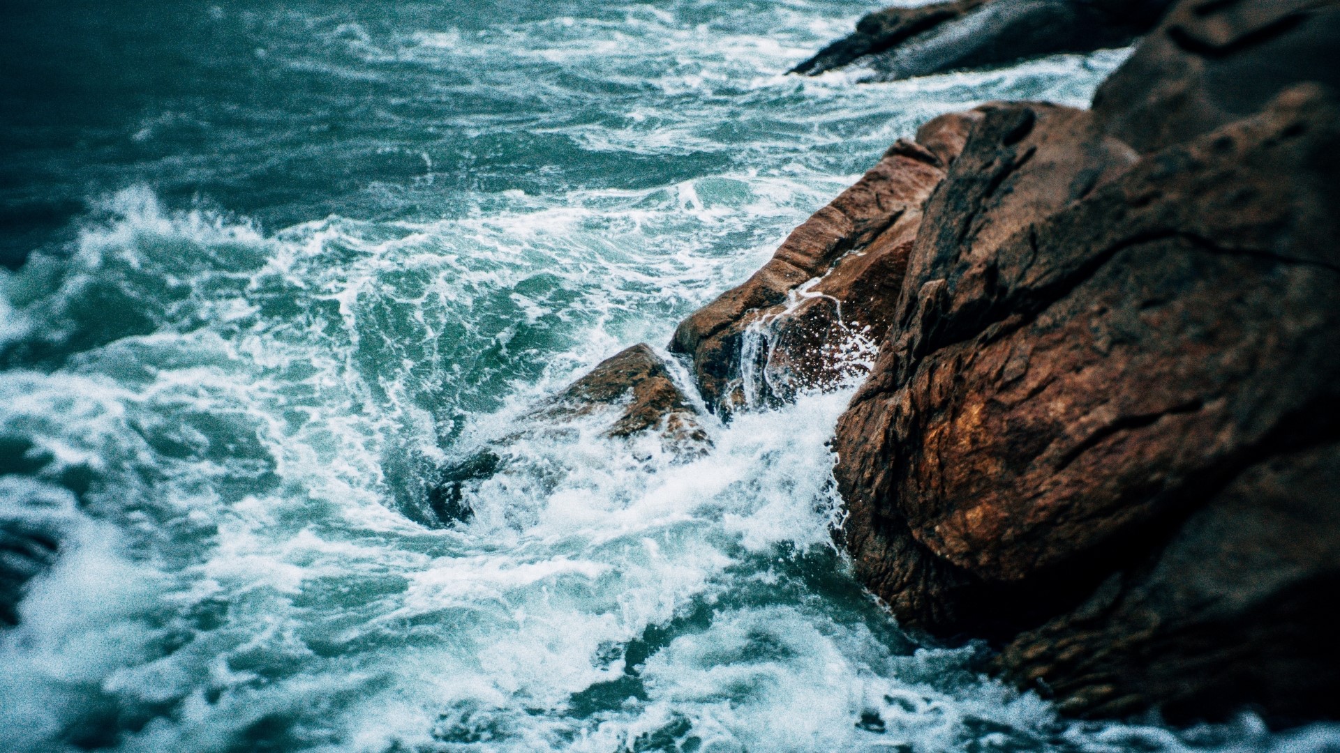Waves crashing against rocks HD Wallpaper