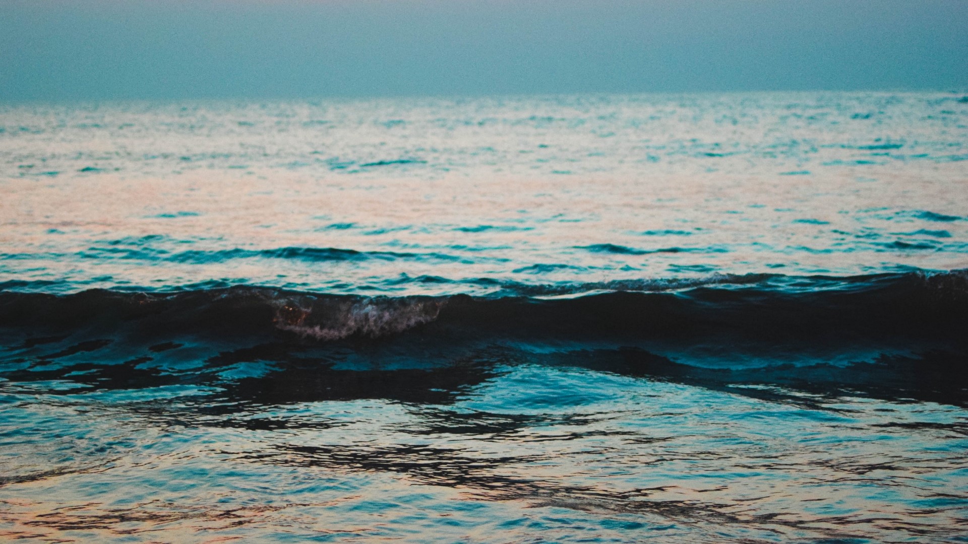 Ocean waves at dusk HD Wallpaper