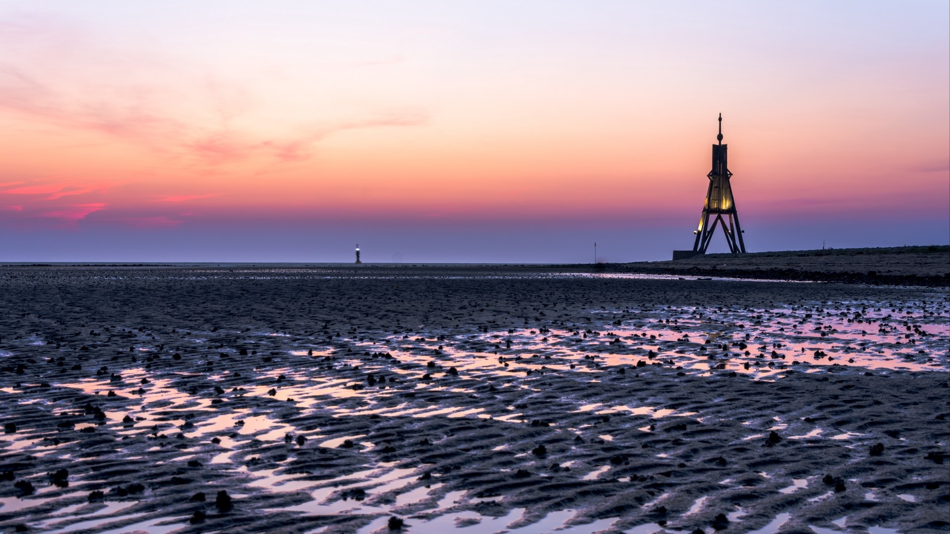 Beach at sunset with lighthouses HD Wallpaper