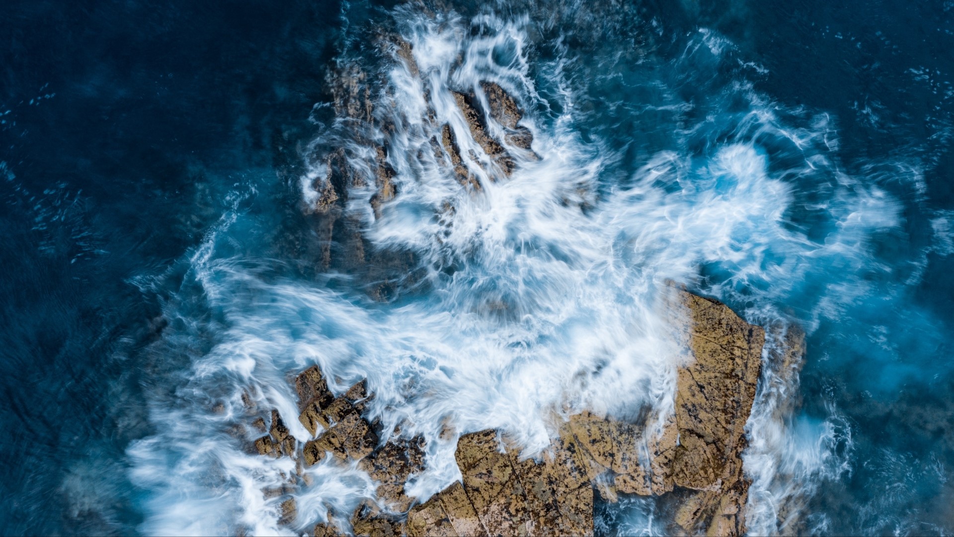 Waves crashing on rocky shore HD Wallpaper