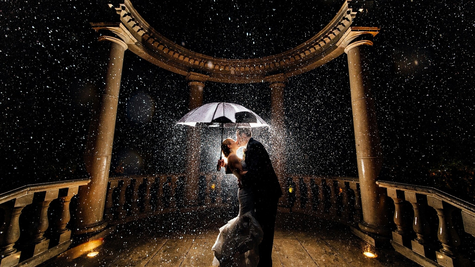 Couple kissing under umbrella in rain HD Wallpaper