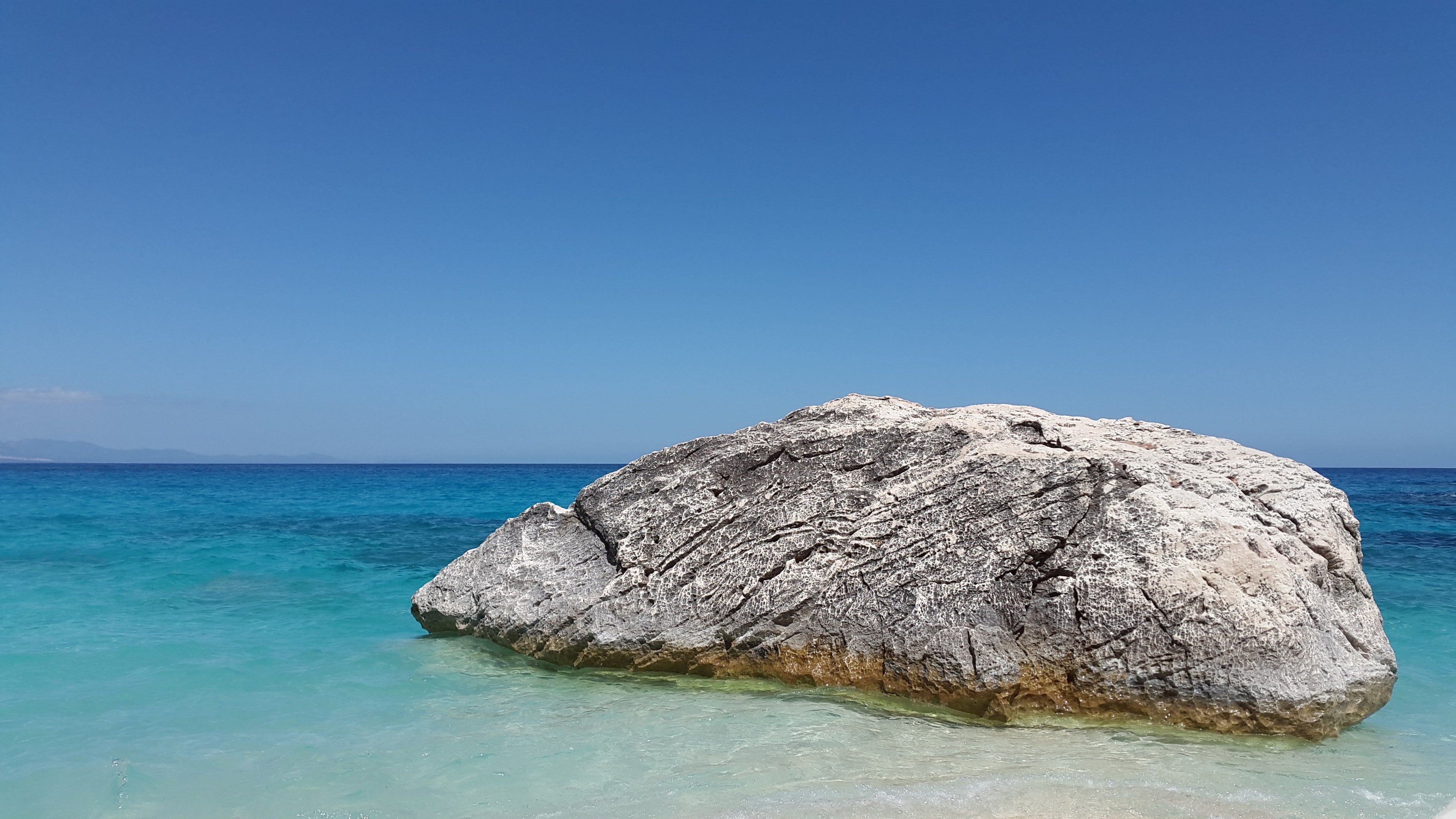 4K Landscape sea with rock HD Wallpaper