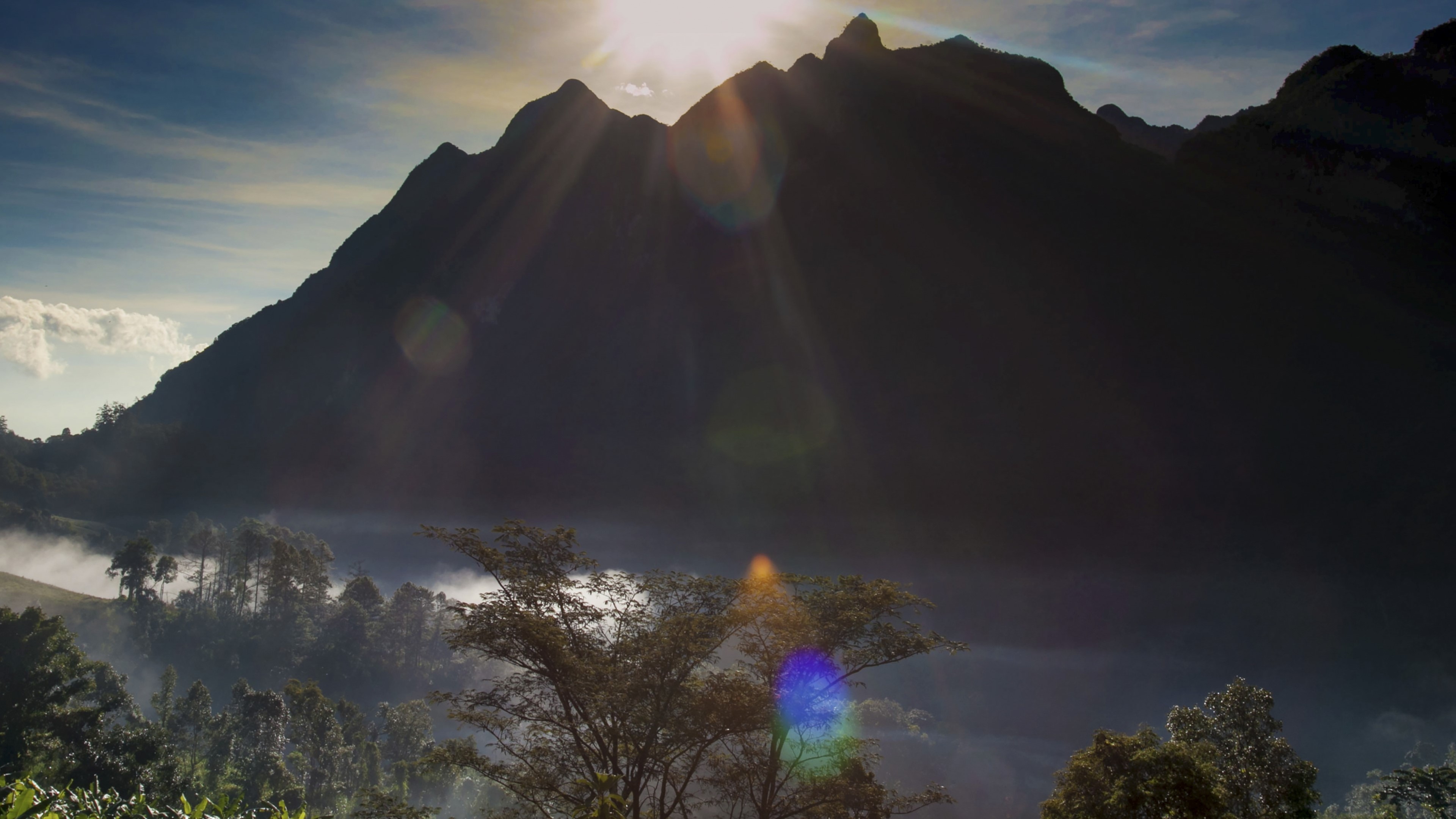 4K Mountain Landscape with Sun Rays HD Wallpaper