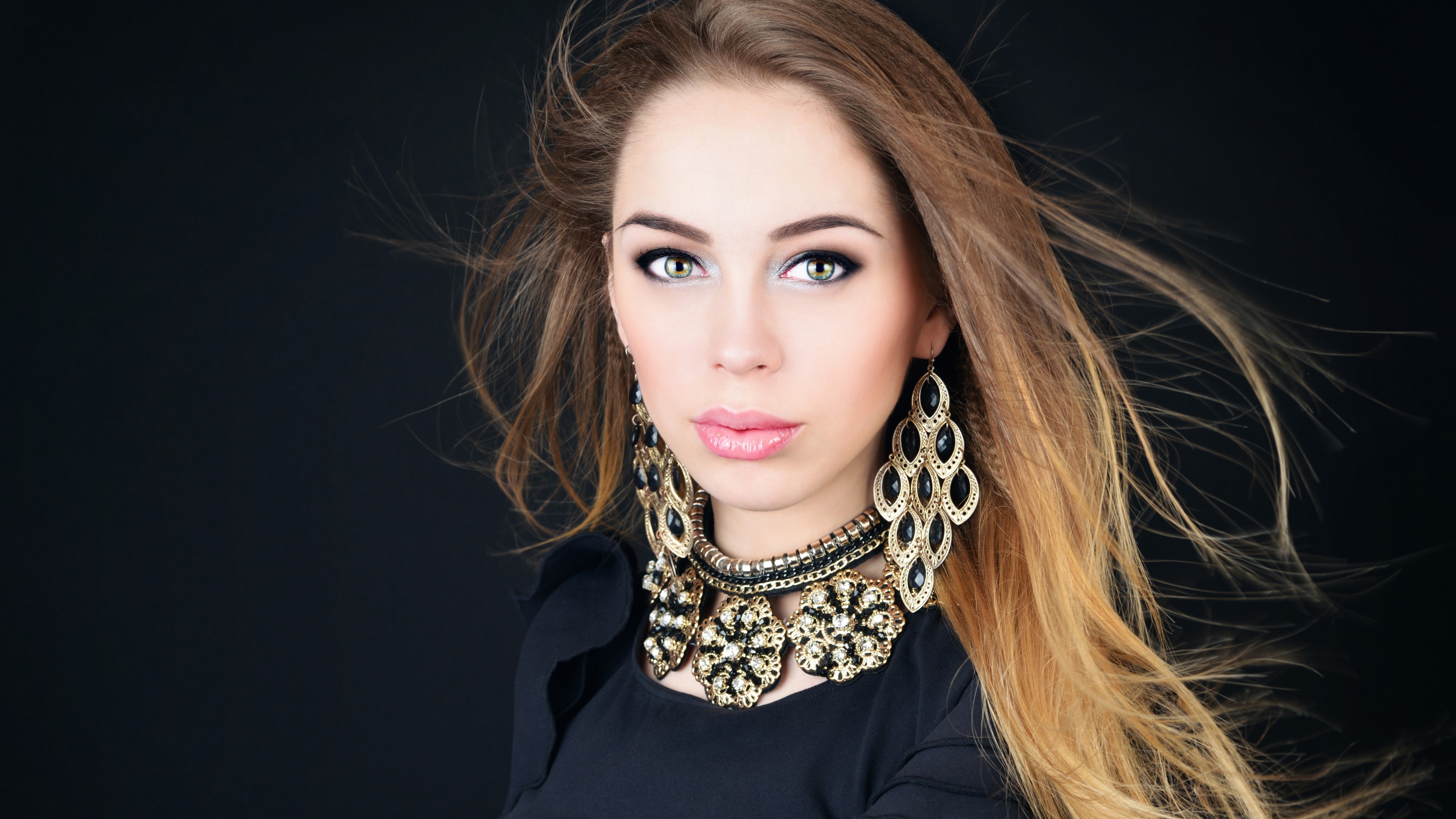 4K Girl with Jewelry HD Wallpaper