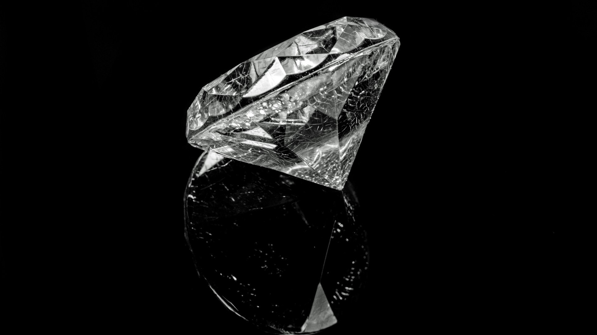 Diamond on black background HD Wallpaper