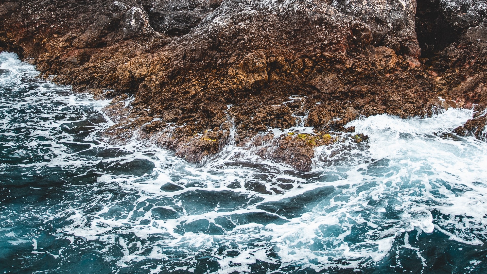 Waves Crashing Against Rocky Shoreline HD Wallpaper