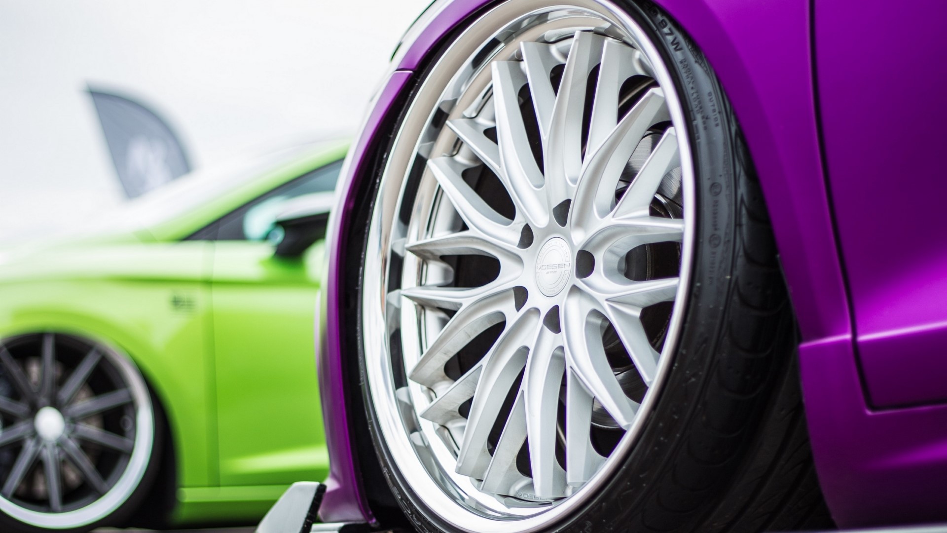 Close-up of a custom car wheel HD Wallpaper
