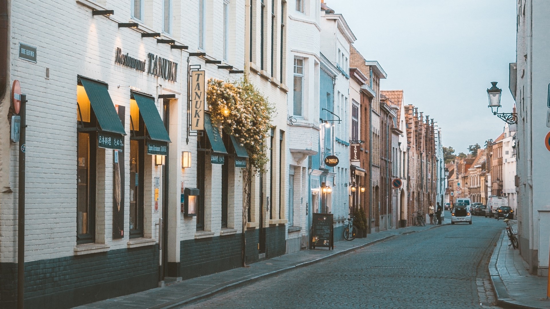Street with restaurants and buildings HD Wallpaper