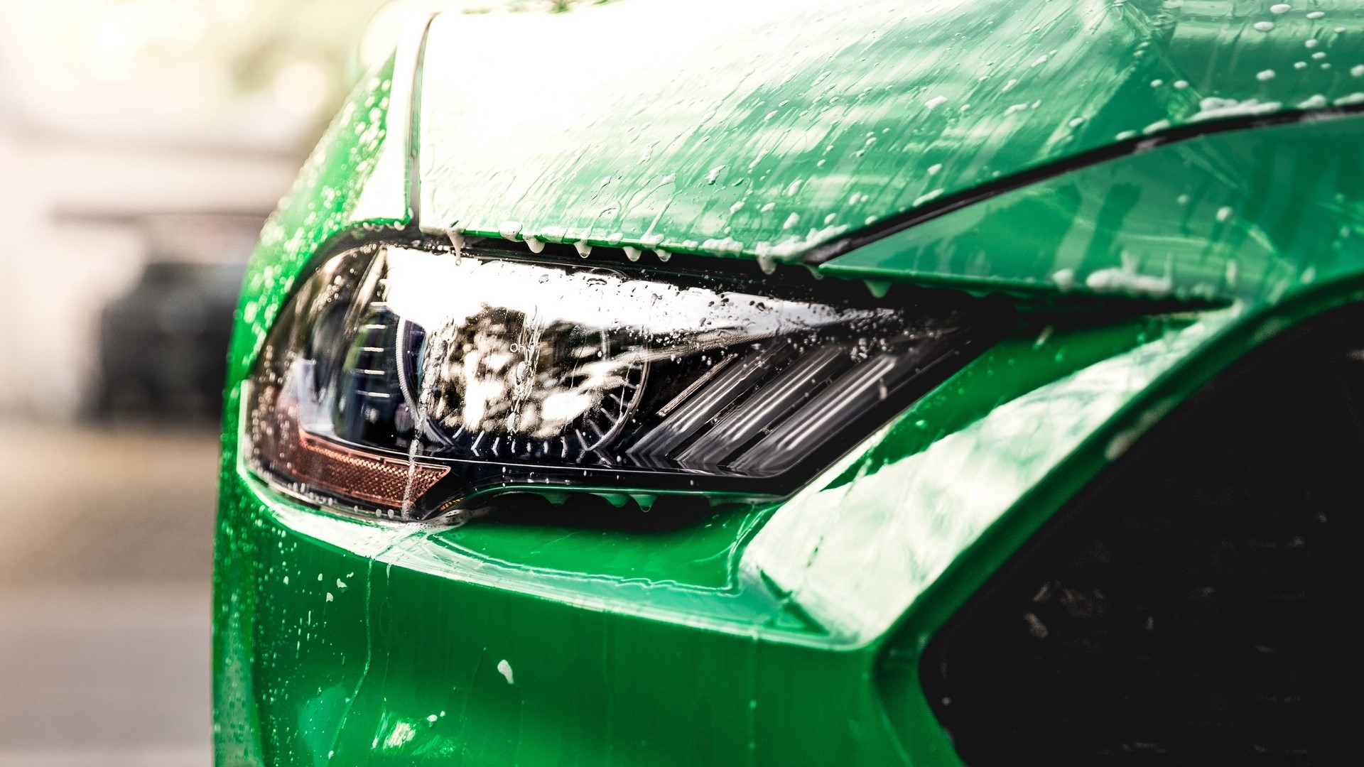 Green car headlight with soap and water HD Wallpaper