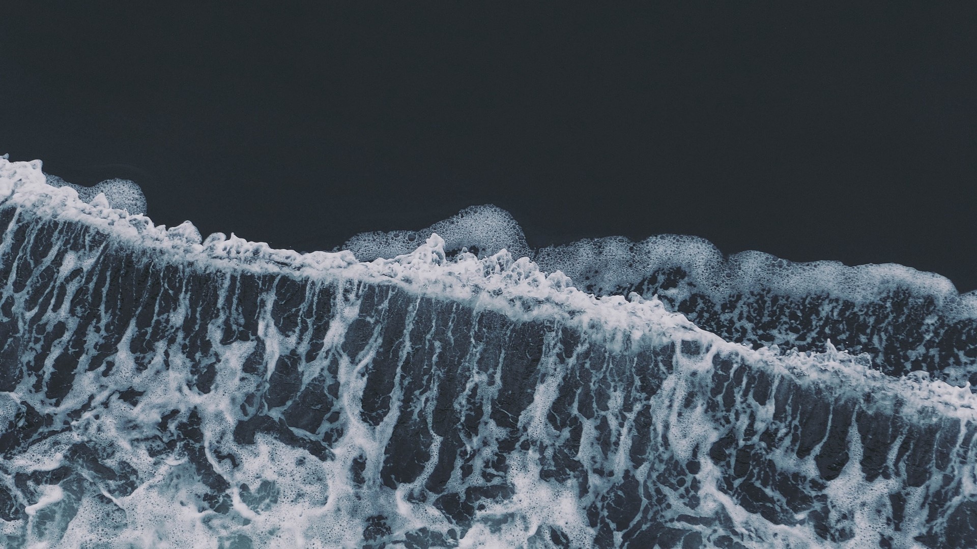 Waves crashing on a dark shore HD Wallpaper