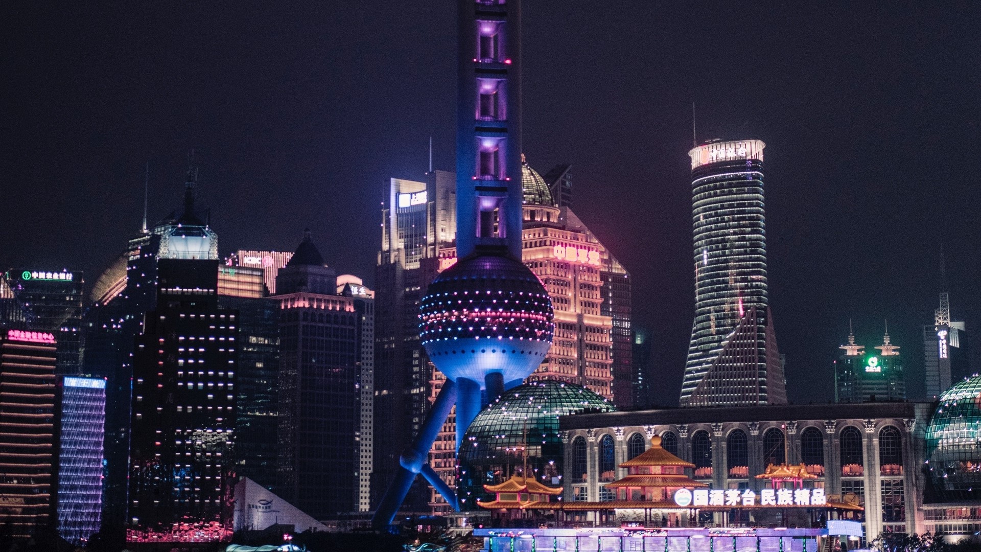 Shanghai skyline with Oriental Pearl Tower at night HD Wallpaper