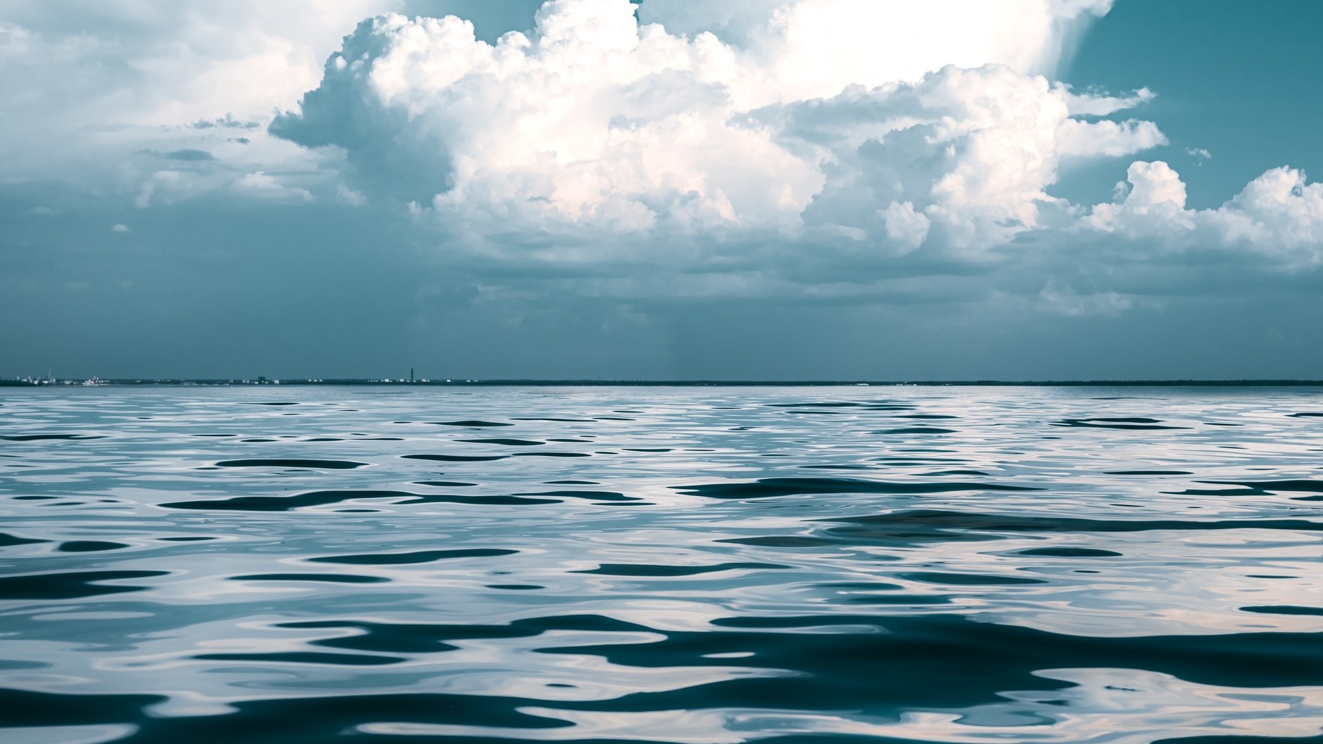 Ocean waves under a cloudy sky HD Wallpaper