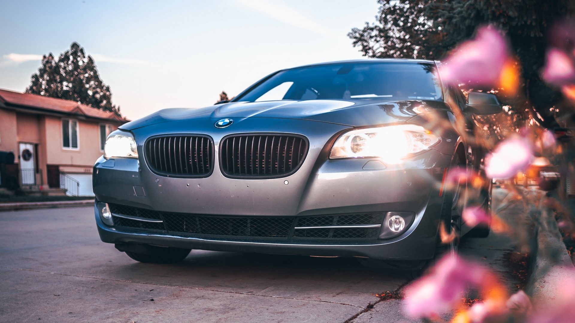 BMW 535 parked on a street HD Wallpaper