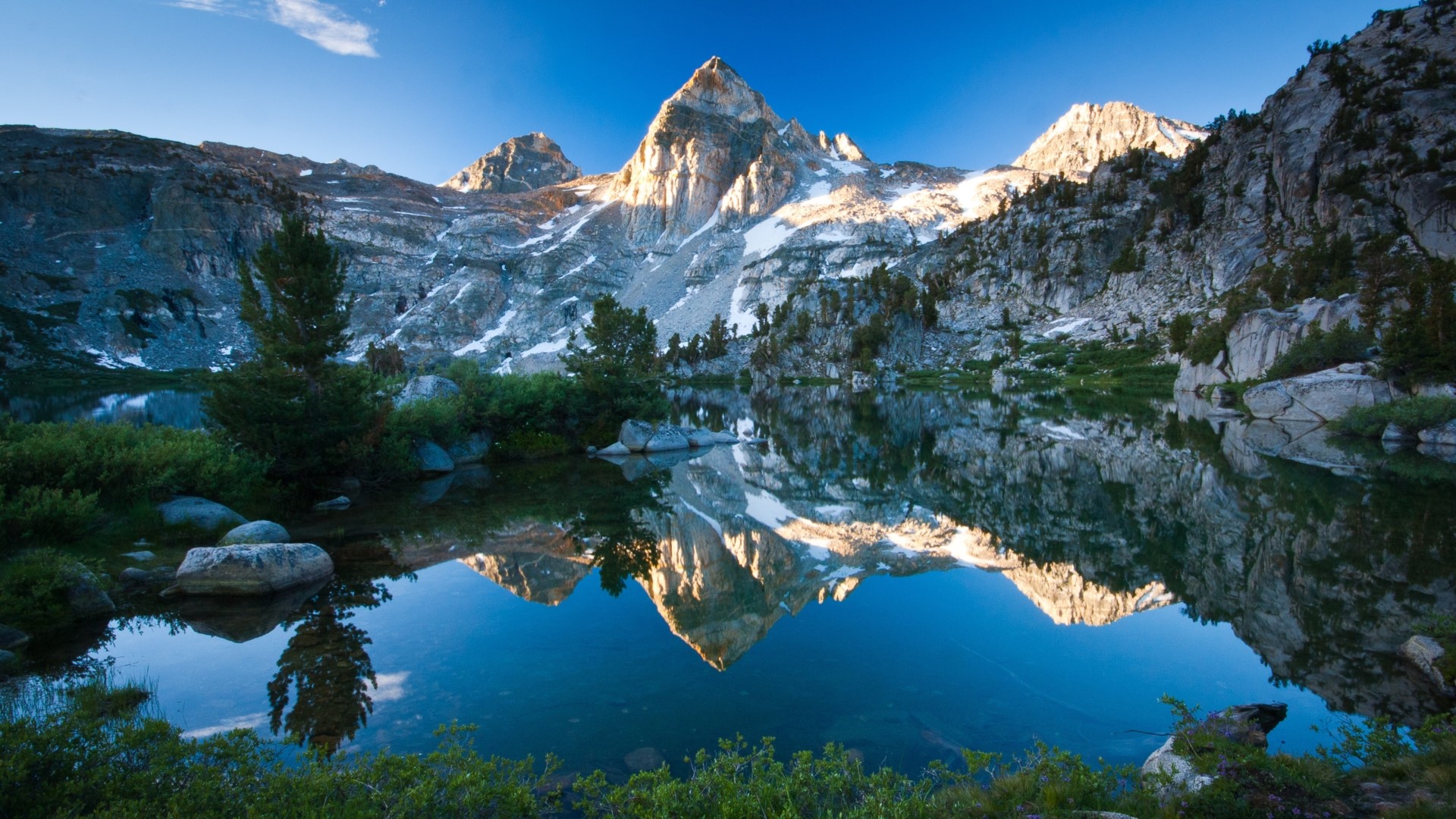 Mountain reflected in a lake at sunrise HD Wallpaper