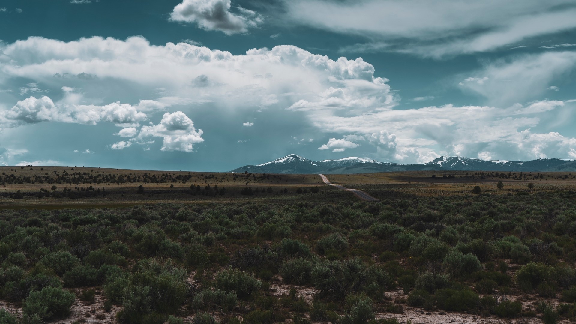 Desert landscape with mountains and clouds HD Wallpaper