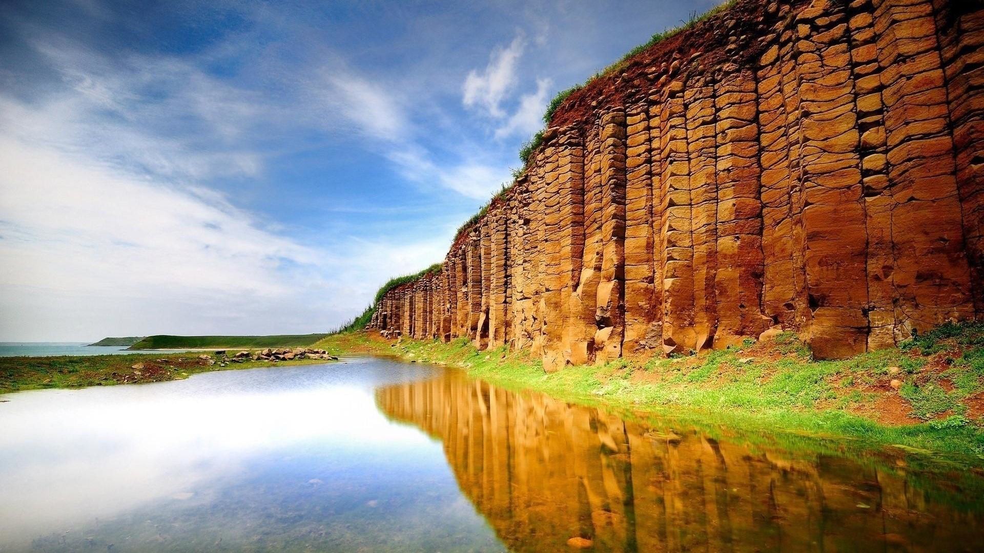 Basalt columns by the water HD Wallpaper