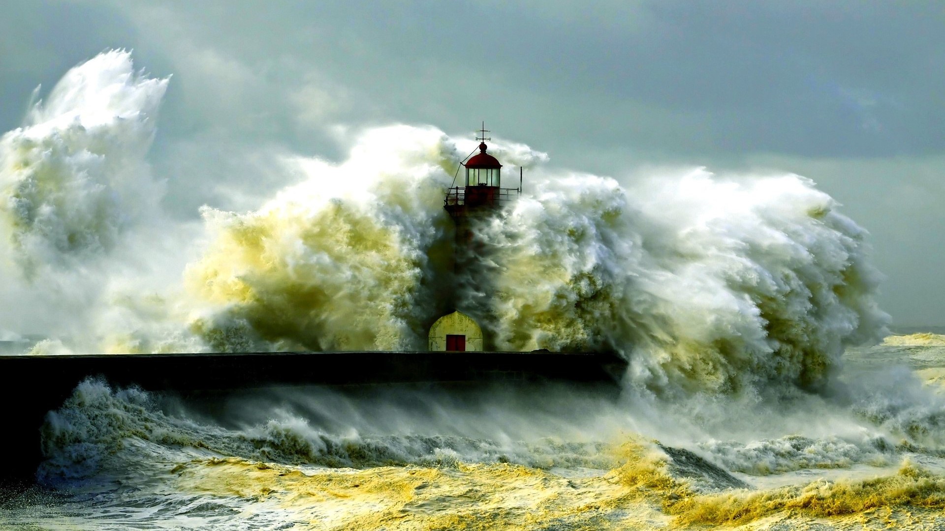 Lighthouse battered by massive storm waves HD Wallpaper