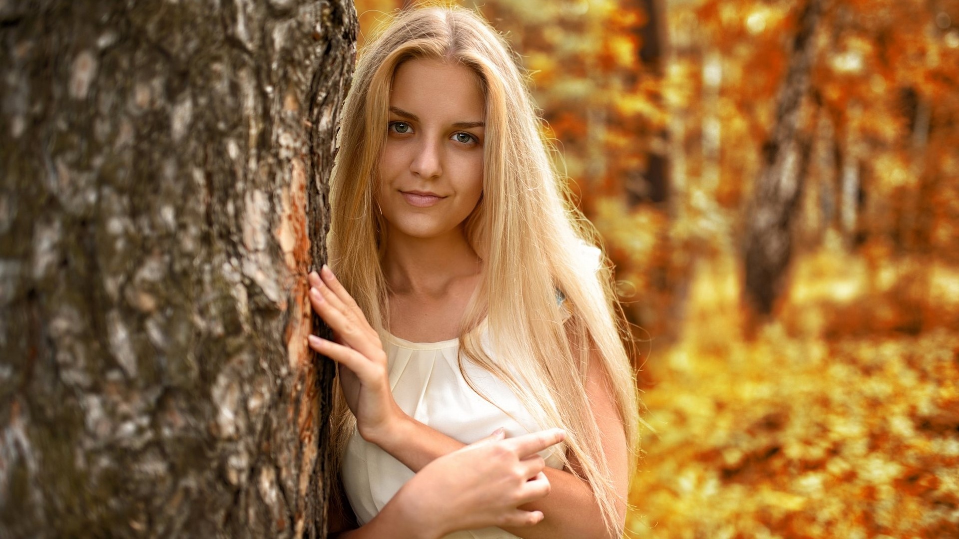 Blonde woman in white dress leaning against a tree HD Wallpaper