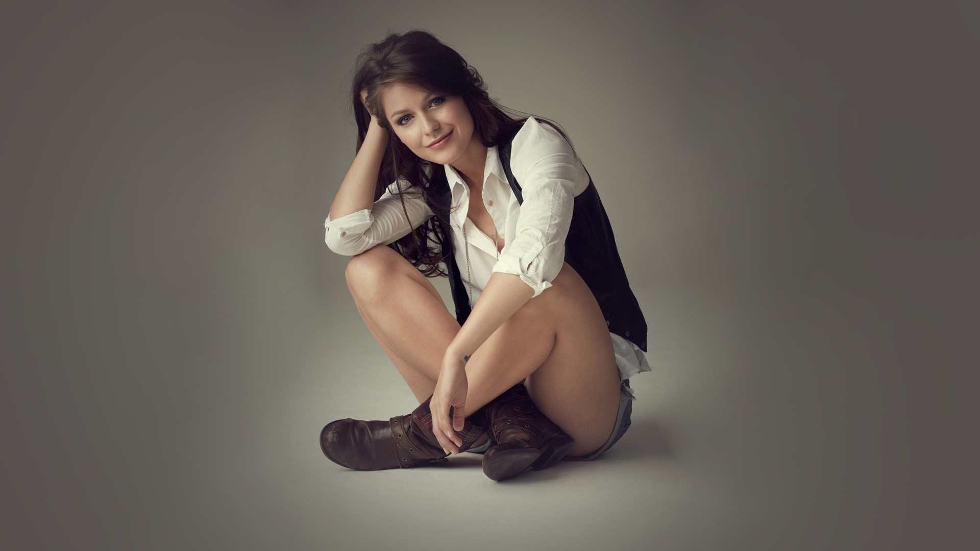 Melissa Benoist sitting on the floor HD Wallpaper