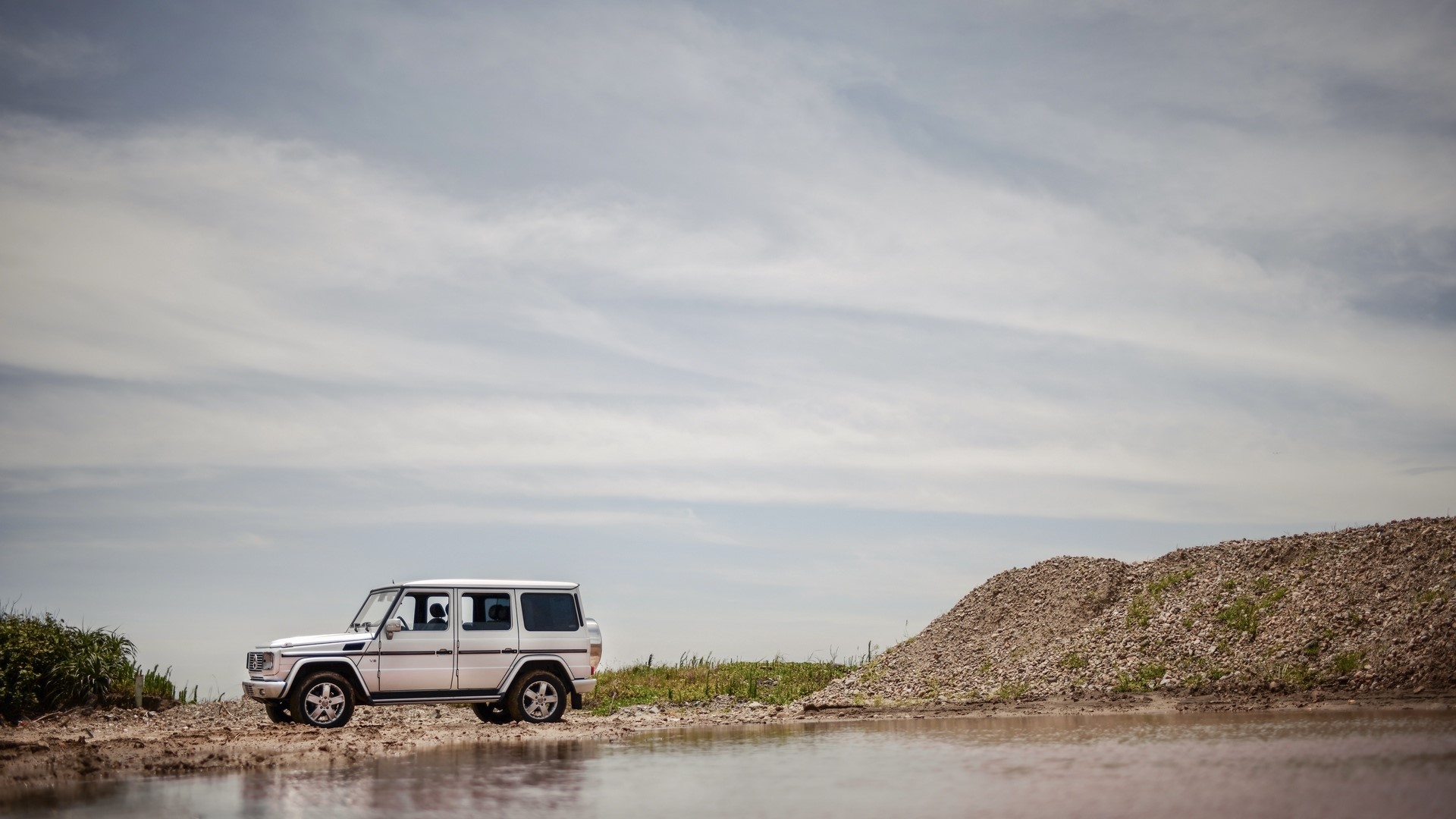 Mercedes-Benz G500 parked by a body of water HD Wallpaper
