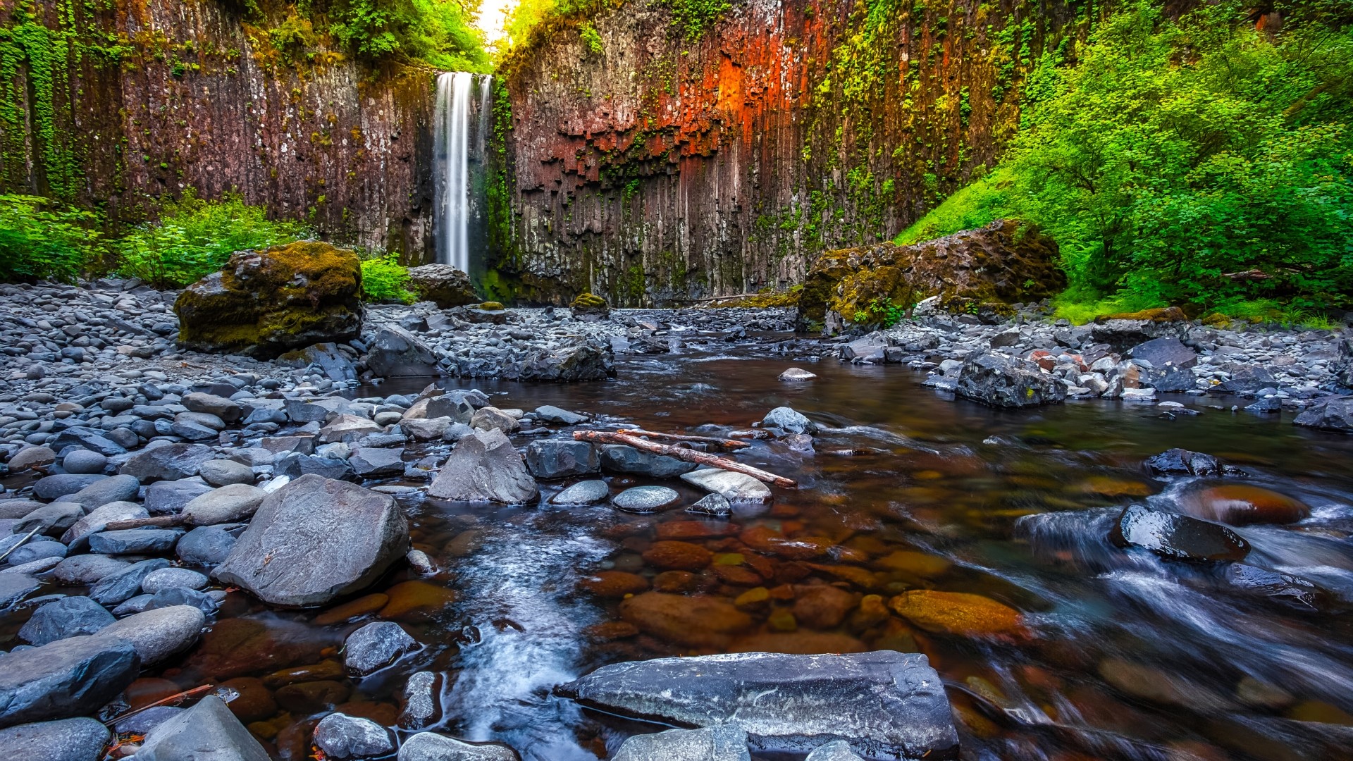 Waterfall in a rocky gorge in Oregon HD Wallpaper