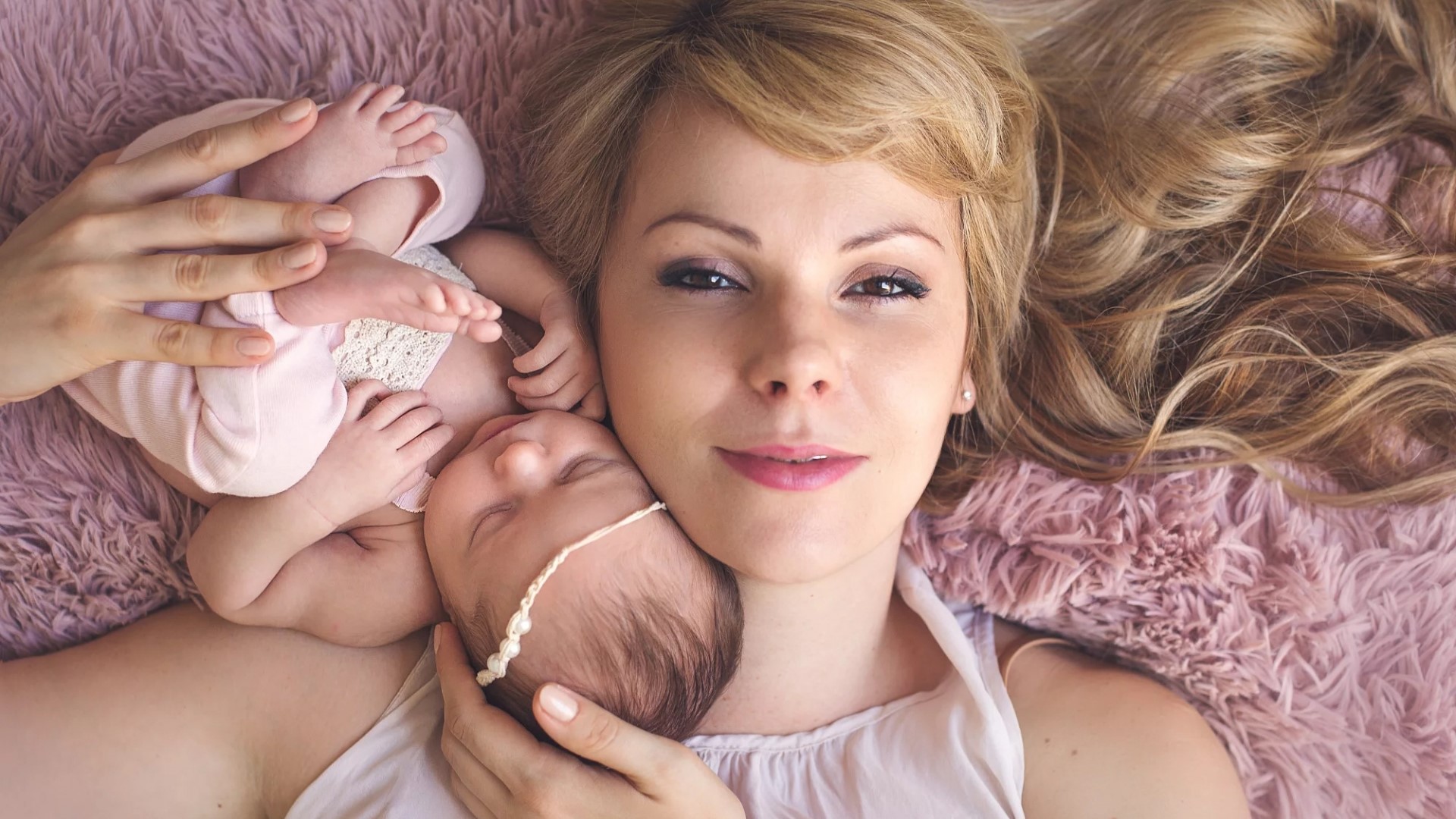 Blonde woman with two newborn babies HD Wallpaper