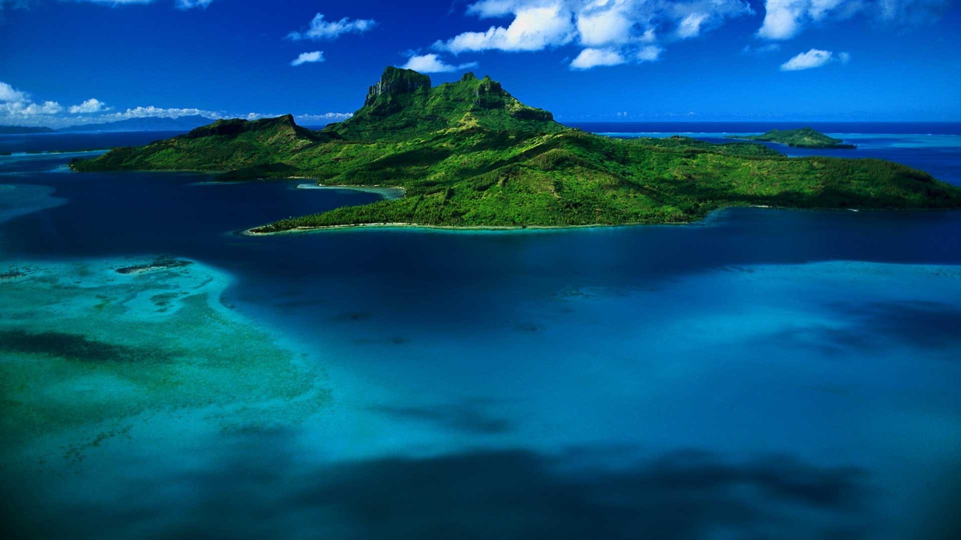 Green island in blue ocean HD Wallpaper