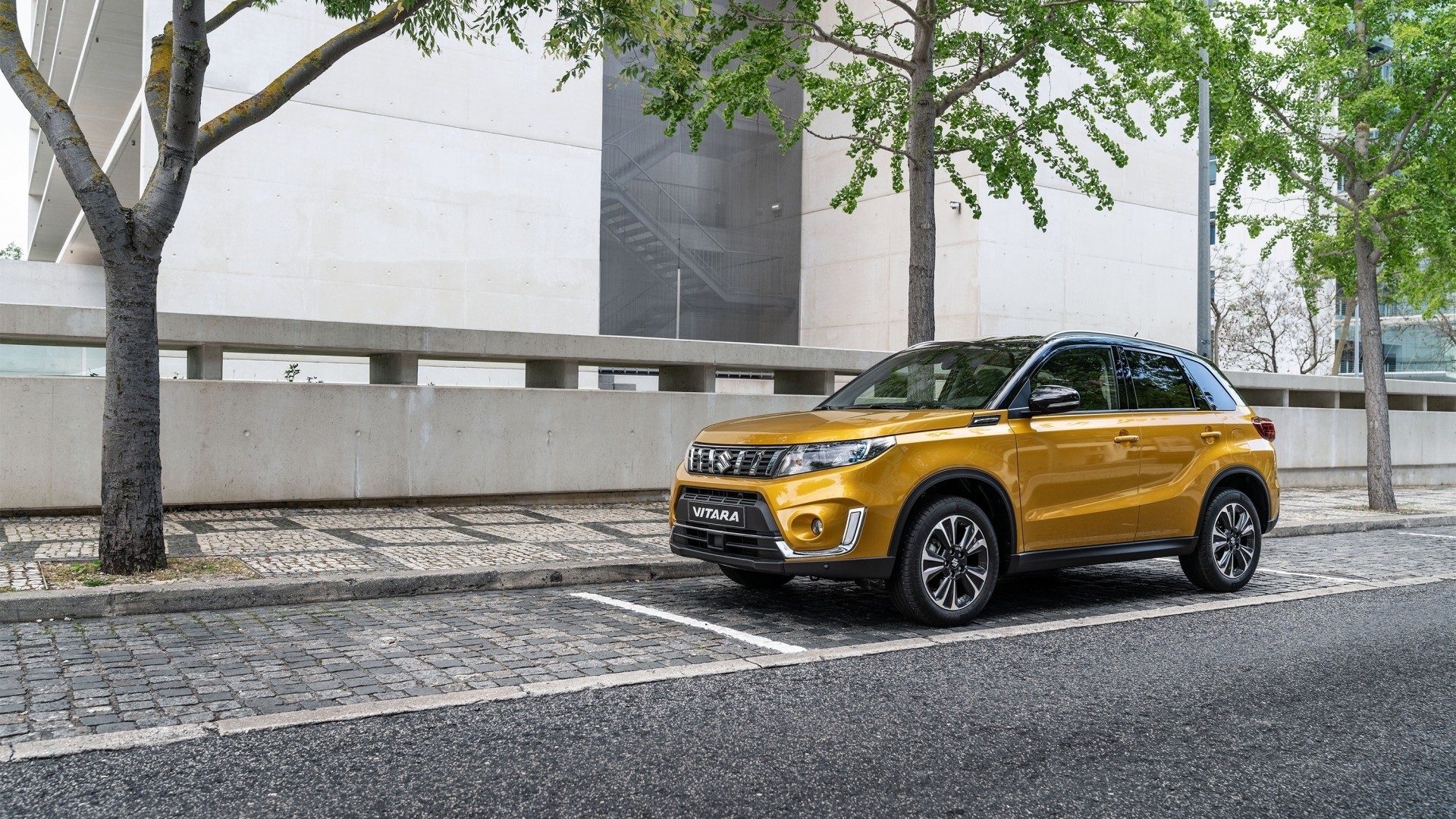 Yellow Suzuki Vitara parked on a street HD Wallpaper