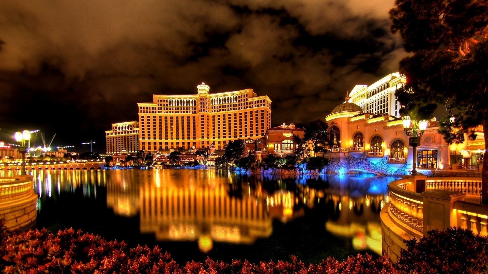 Bellagio Hotel and Casino at night HD Wallpaper