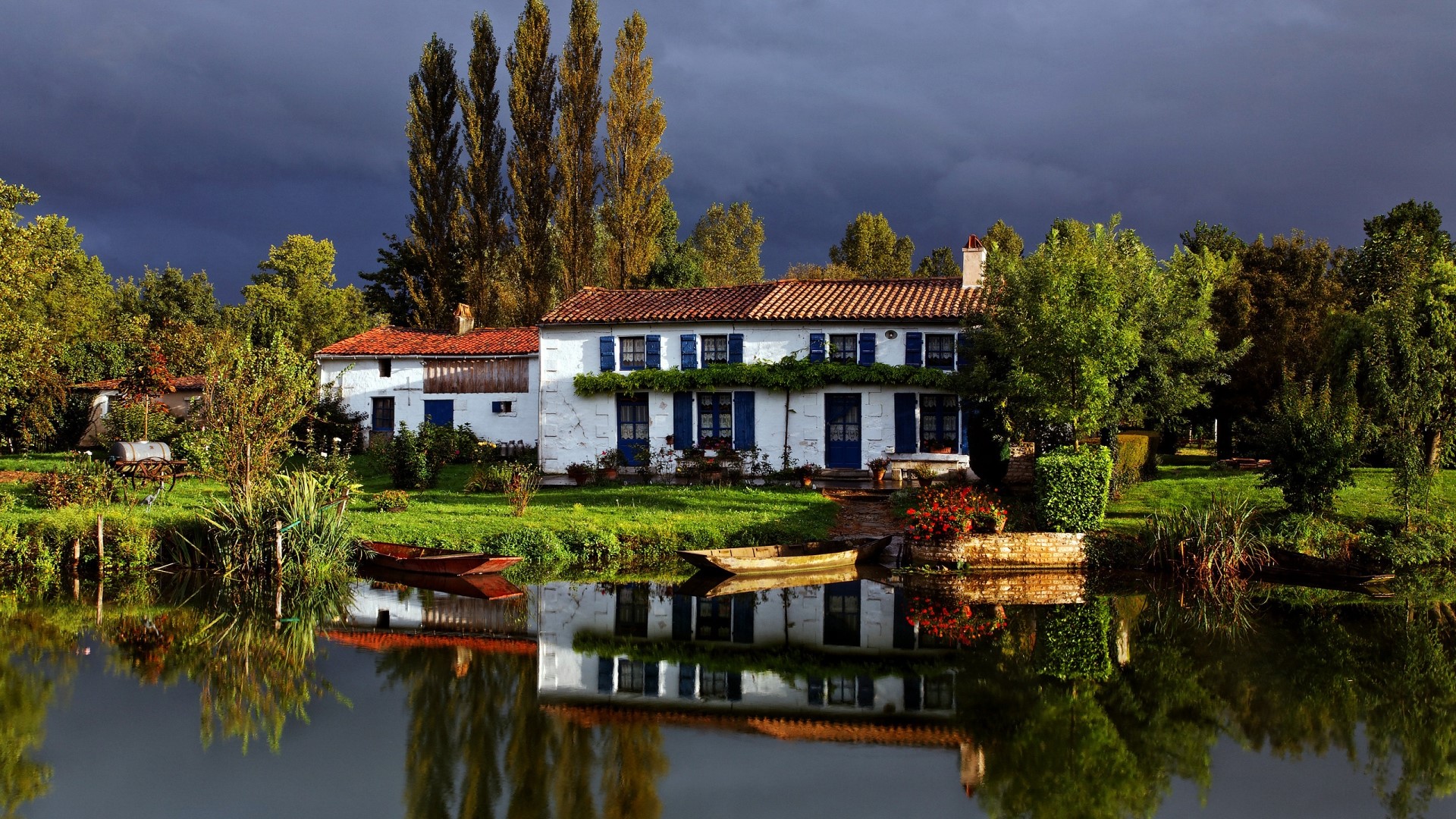 White house by the canal in France HD Wallpaper