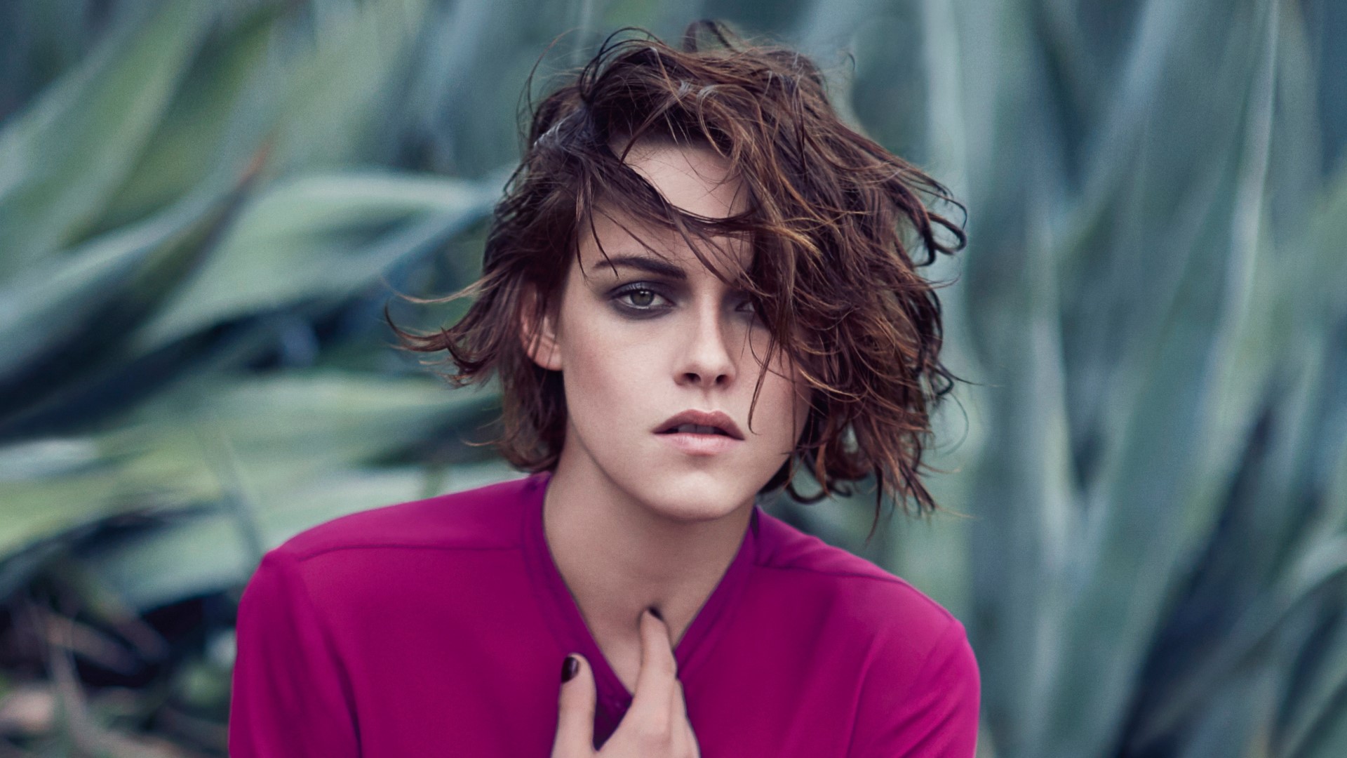 Kristen Stewart in a magenta top HD Wallpaper