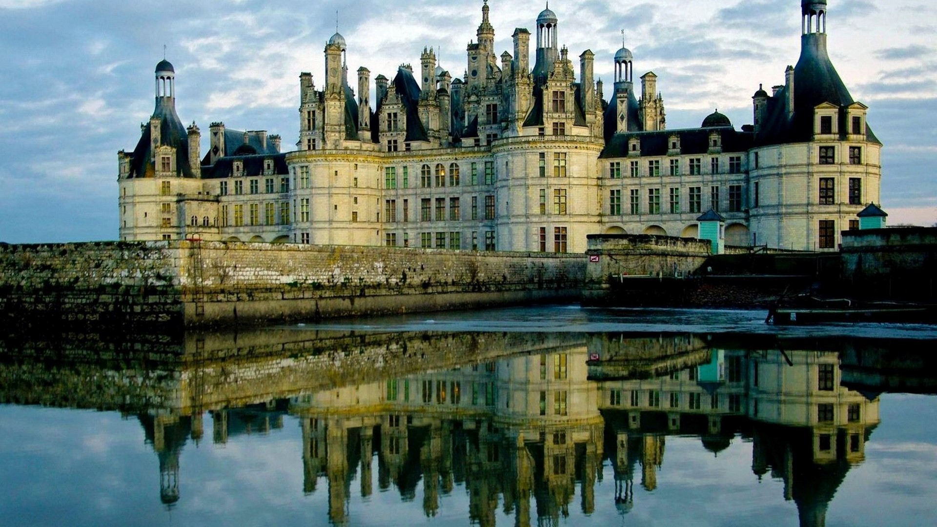 Château de Chambord reflected in water HD Wallpaper