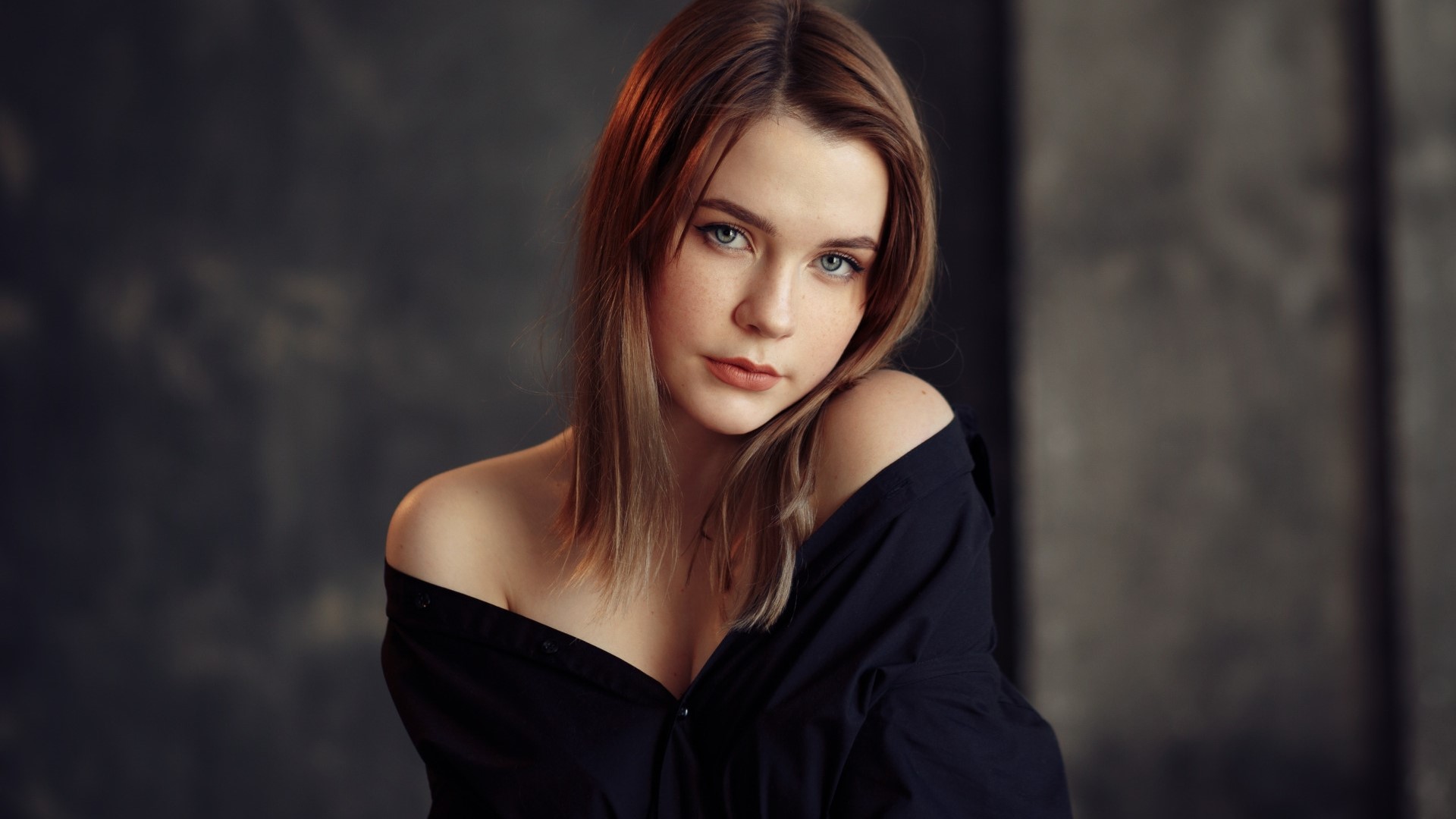 Model in black shirt HD Wallpaper