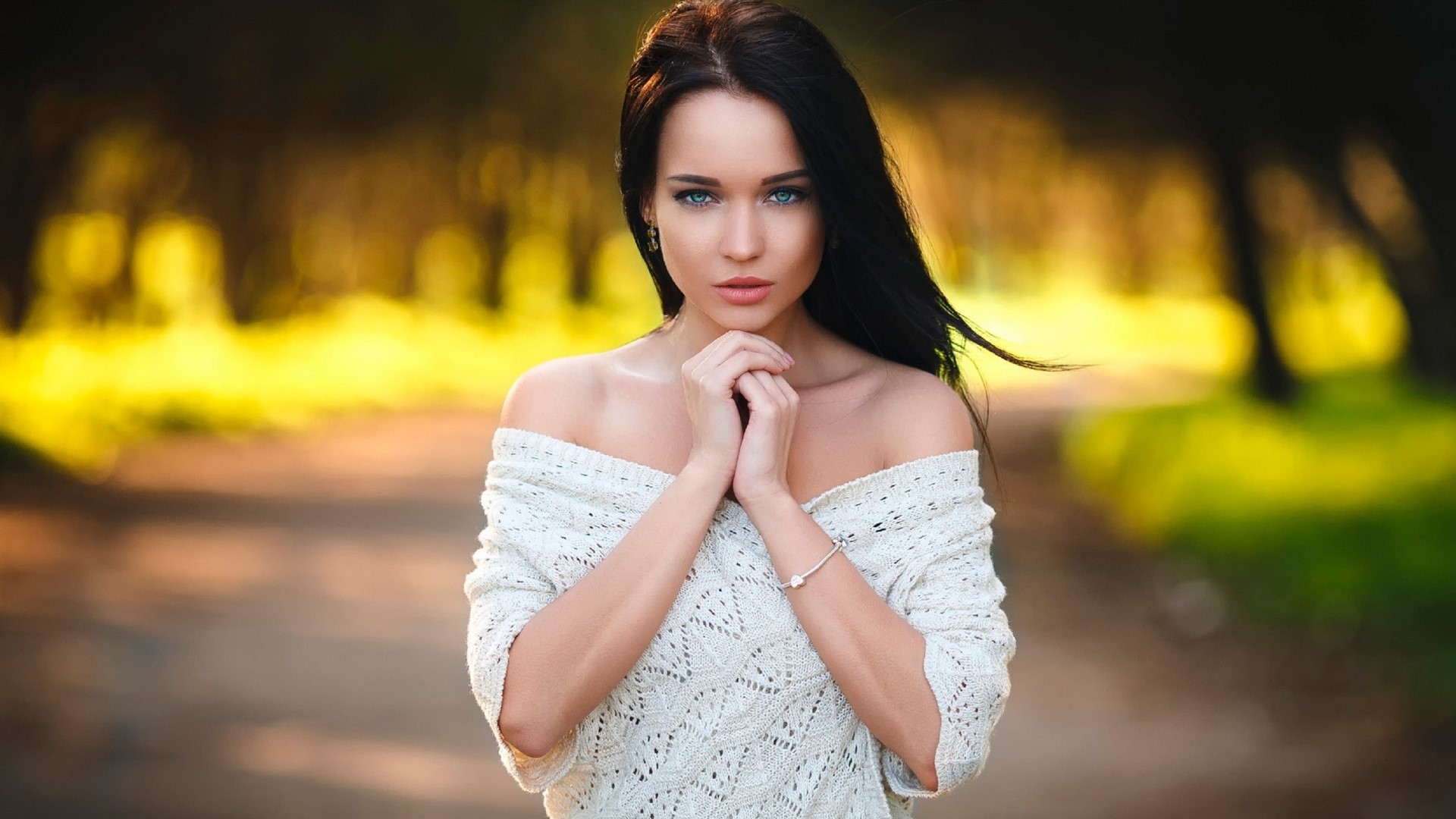 Model in white sweater outdoors HD Wallpaper
