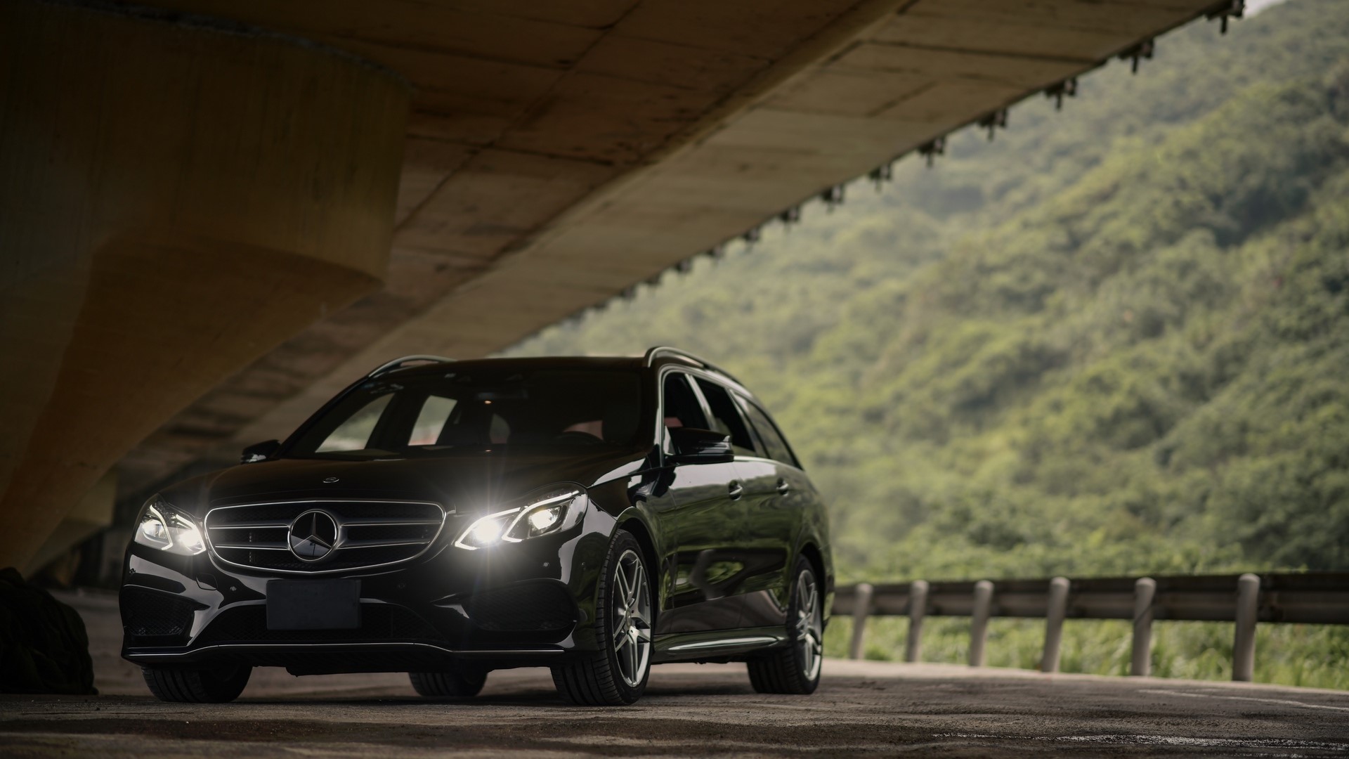 Black Mercedes-Benz E300 AMG Estate car under a bridge HD Wallpaper