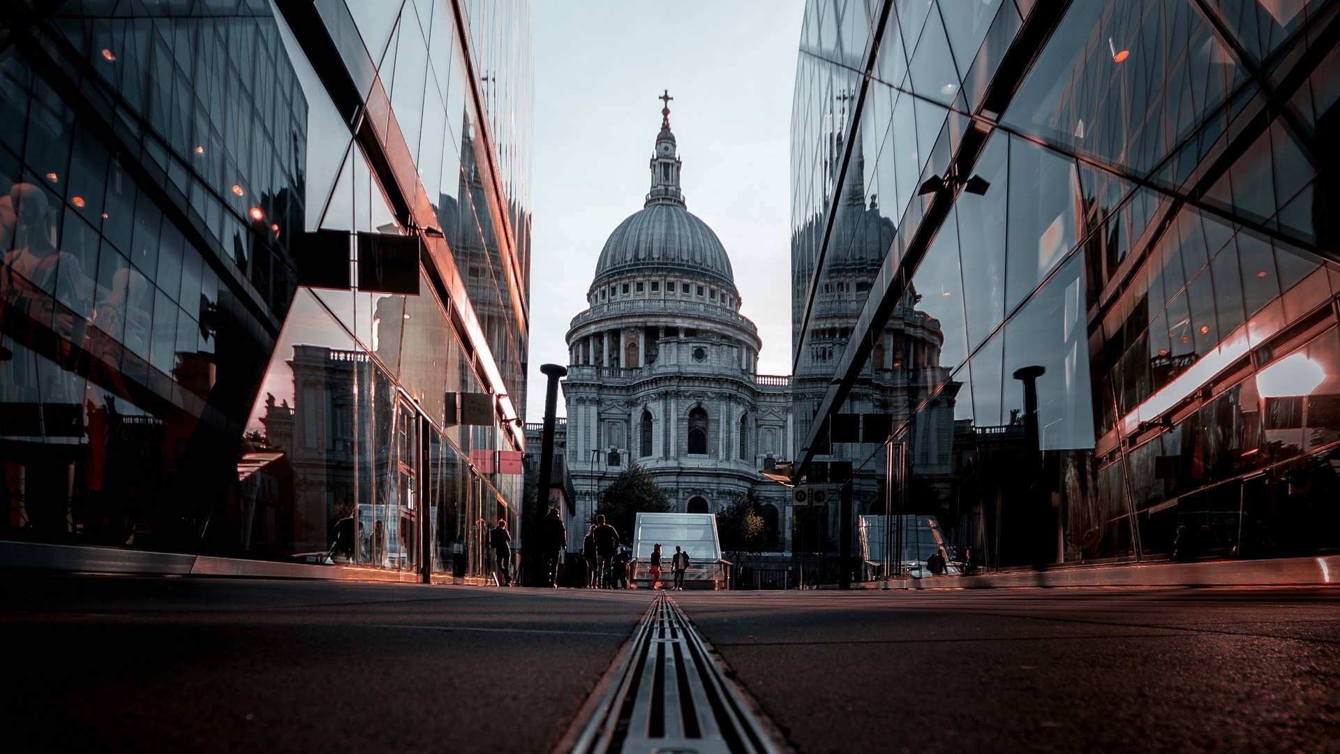 St Paul's Cathedral between modern buildings HD Wallpaper