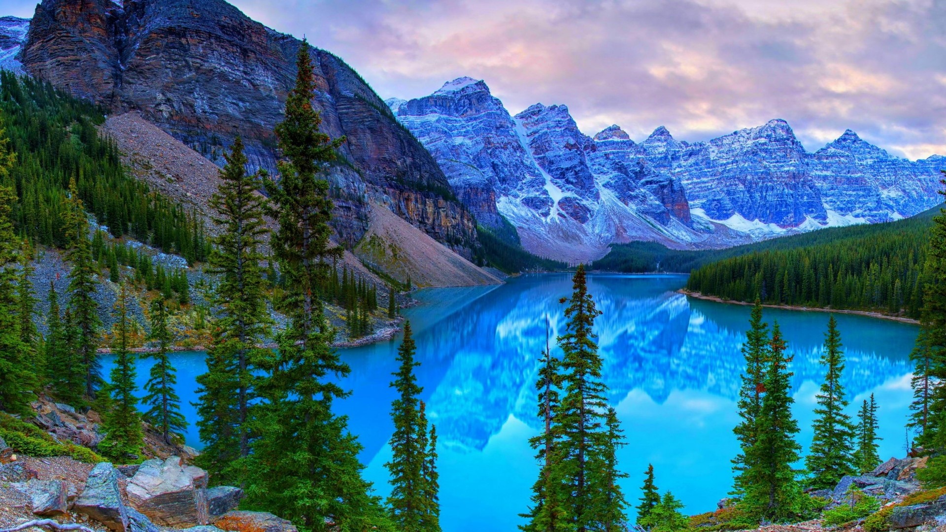 Moraine Lake in Banff National Park, Canada HD Wallpaper