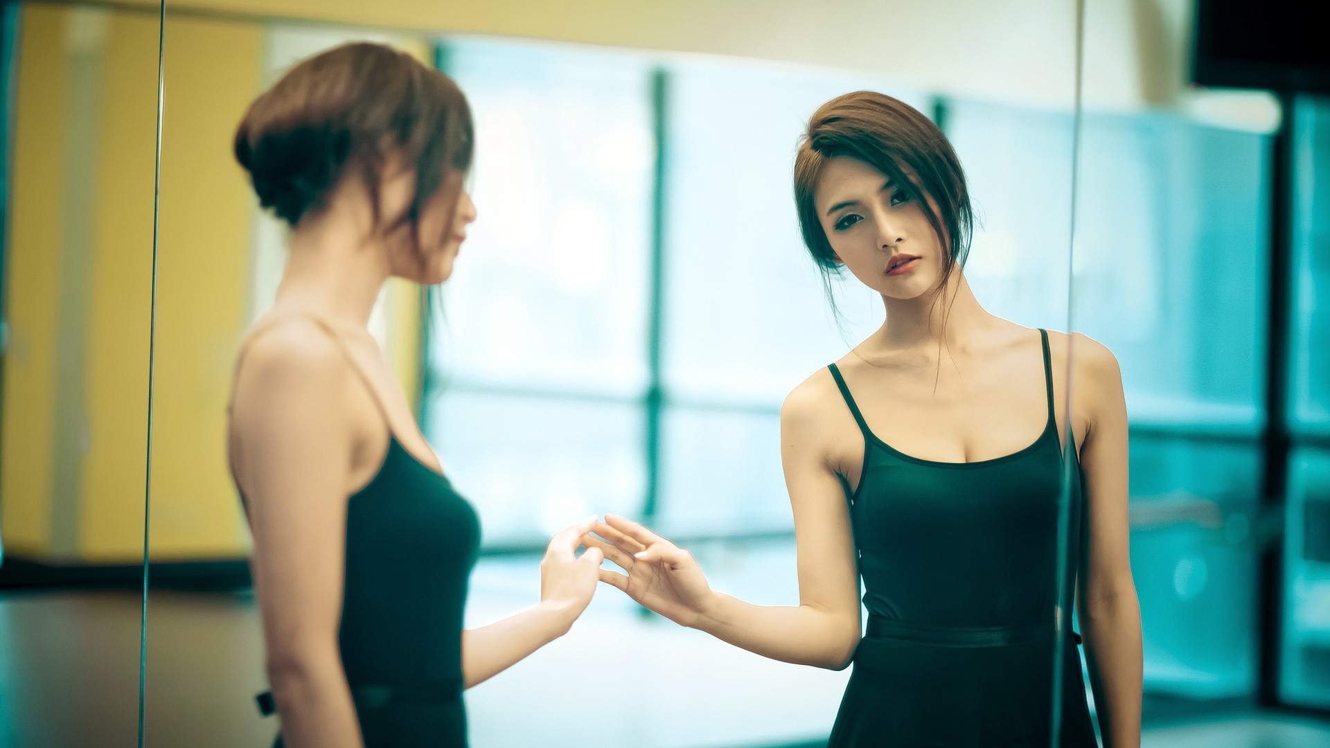 Model in front of a mirror HD Wallpaper