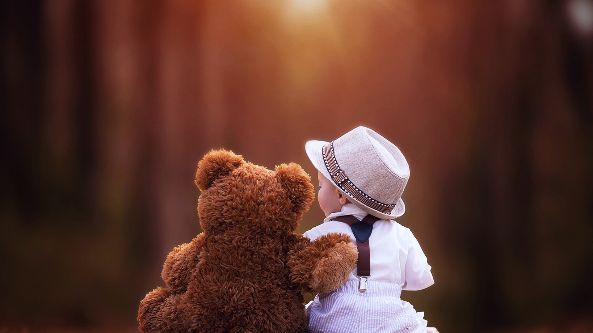 Baby in hat with teddy bear HD Wallpaper