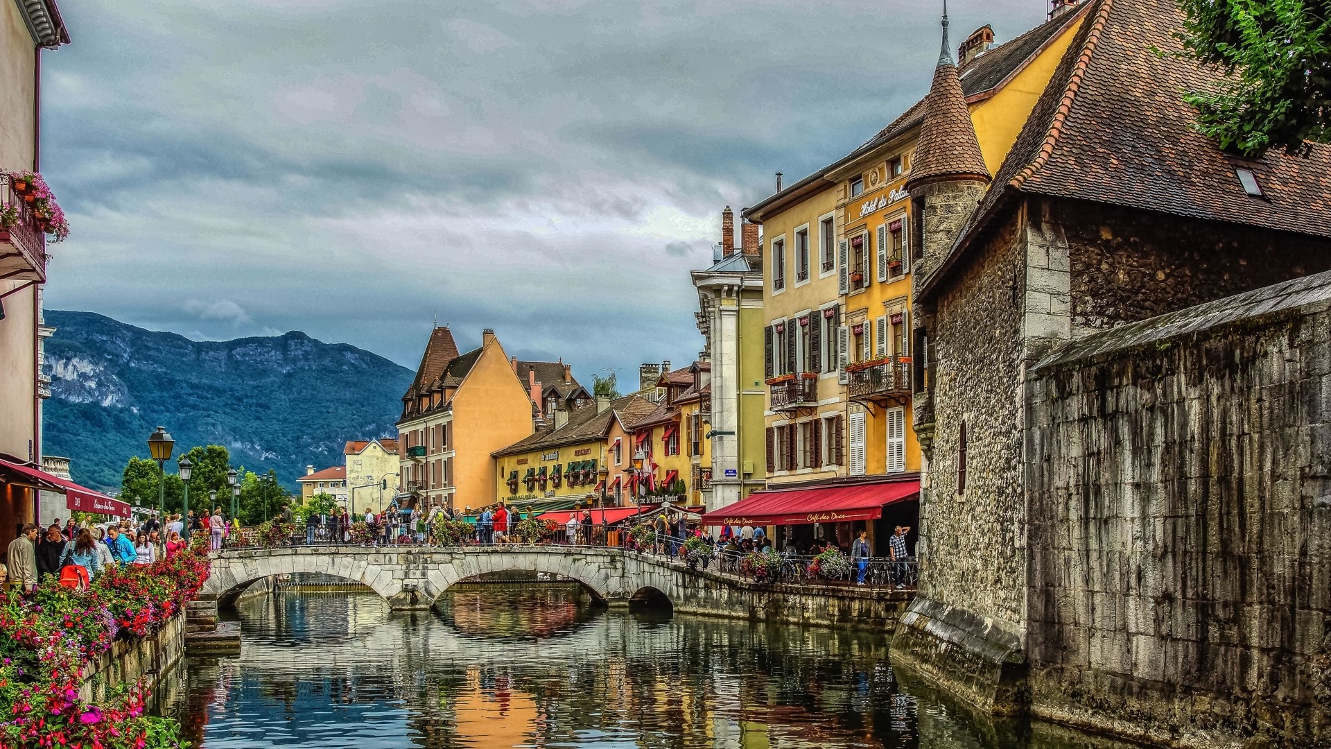 Canal in Annecy with Mountains and Buildings HD Wallpaper