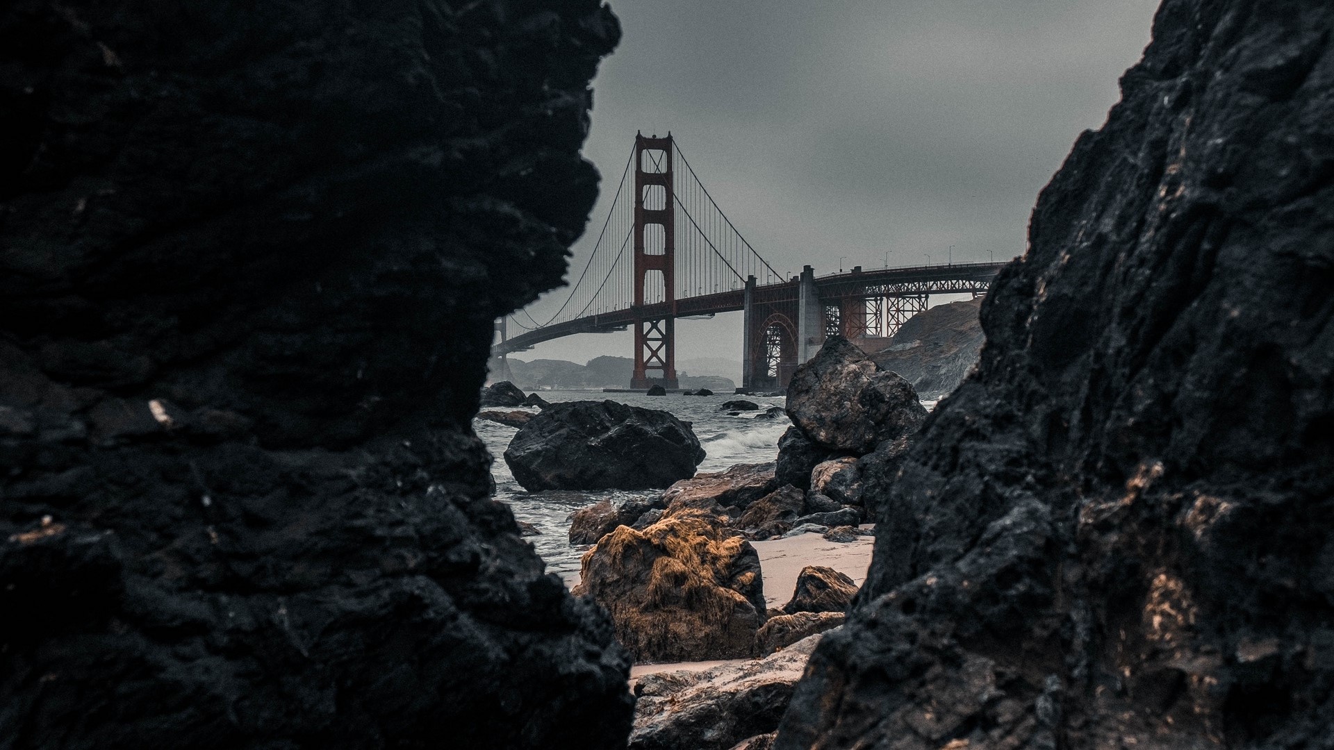 Golden Gate Bridge seen through rocks HD Wallpaper